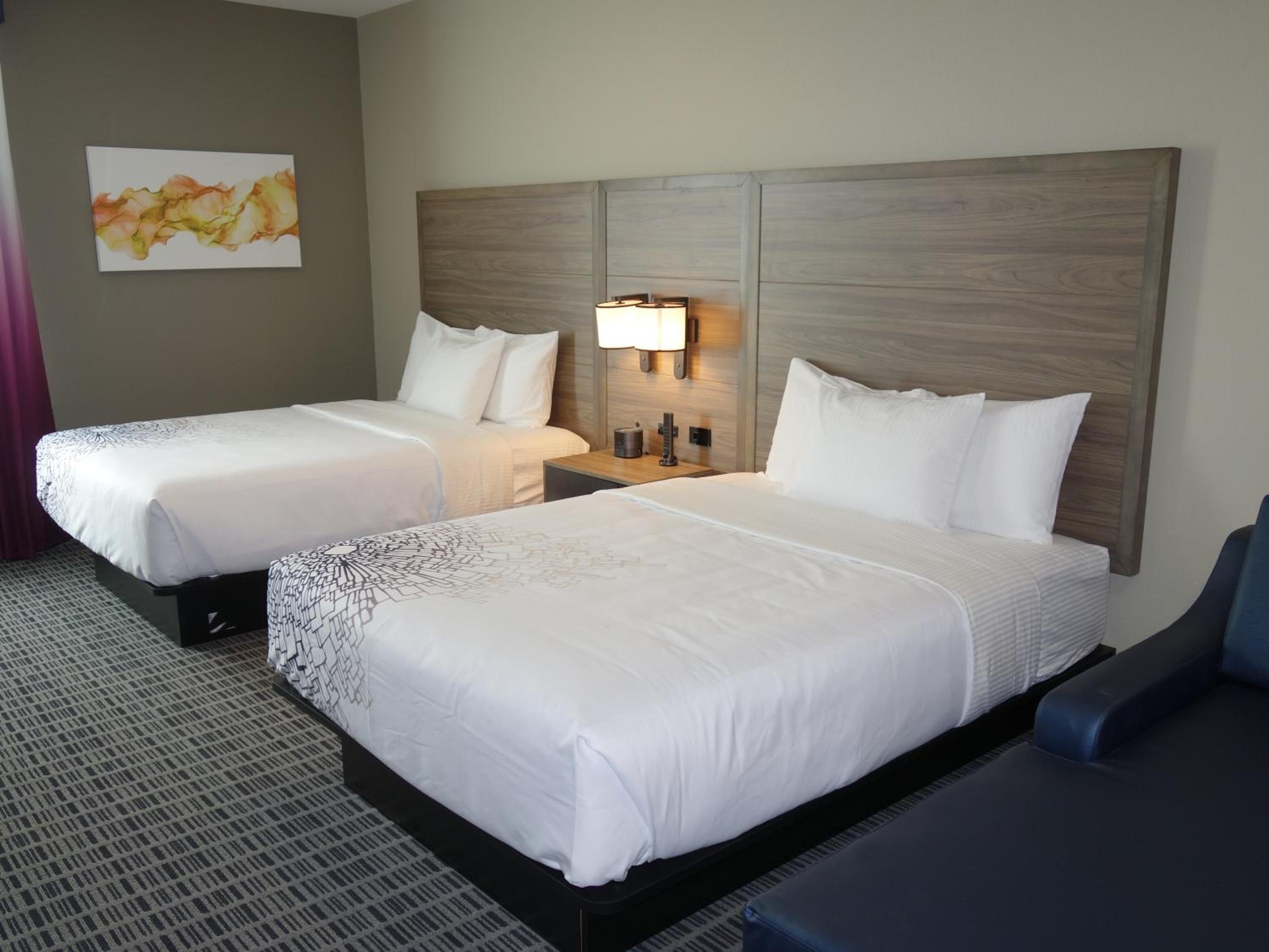Deluxe Queen Room with Two Queen Beds - Non-Smoking - Photo 9