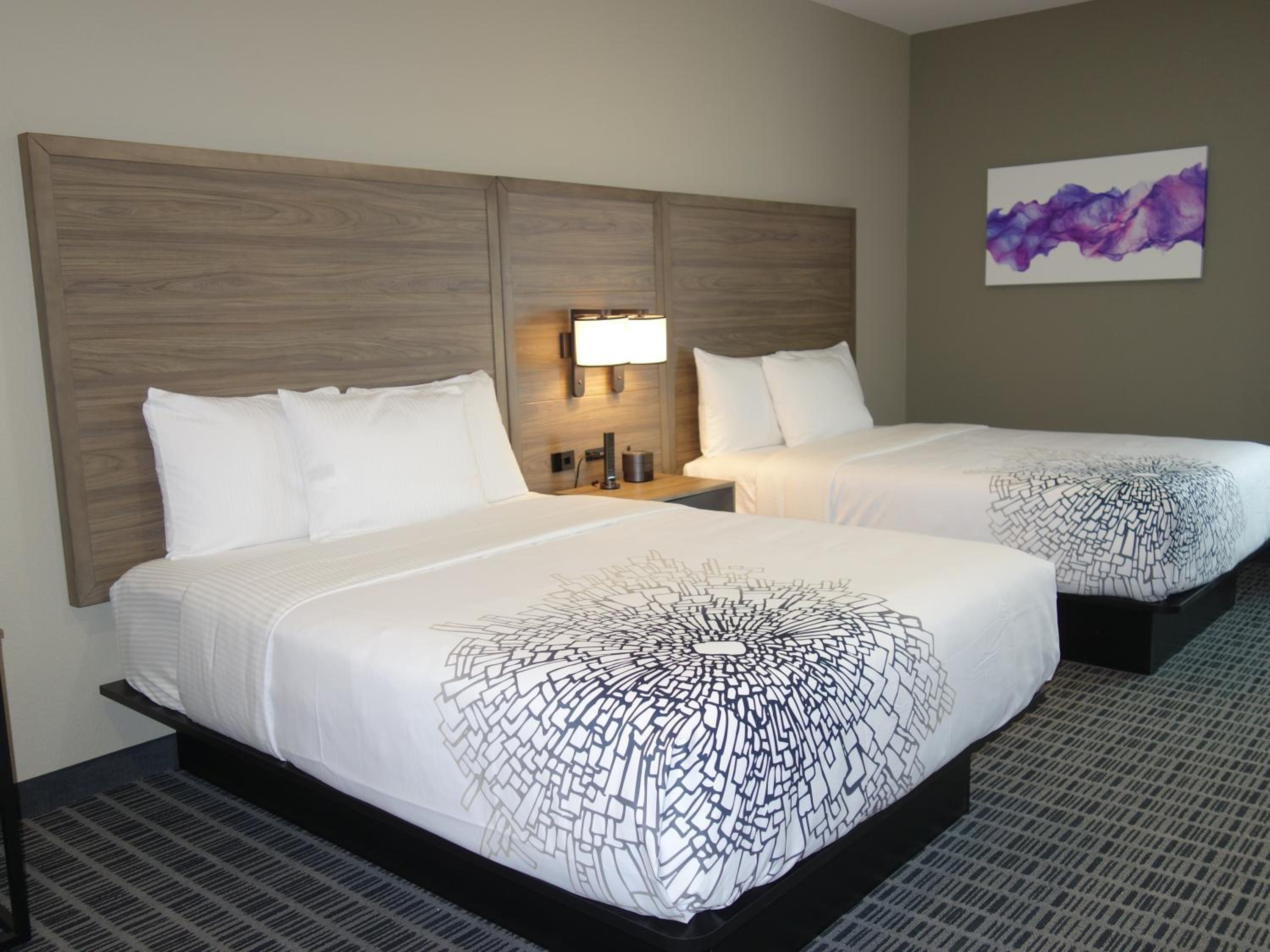 Queen Room with Two Queen Beds - Non-Smoking - Photo 11