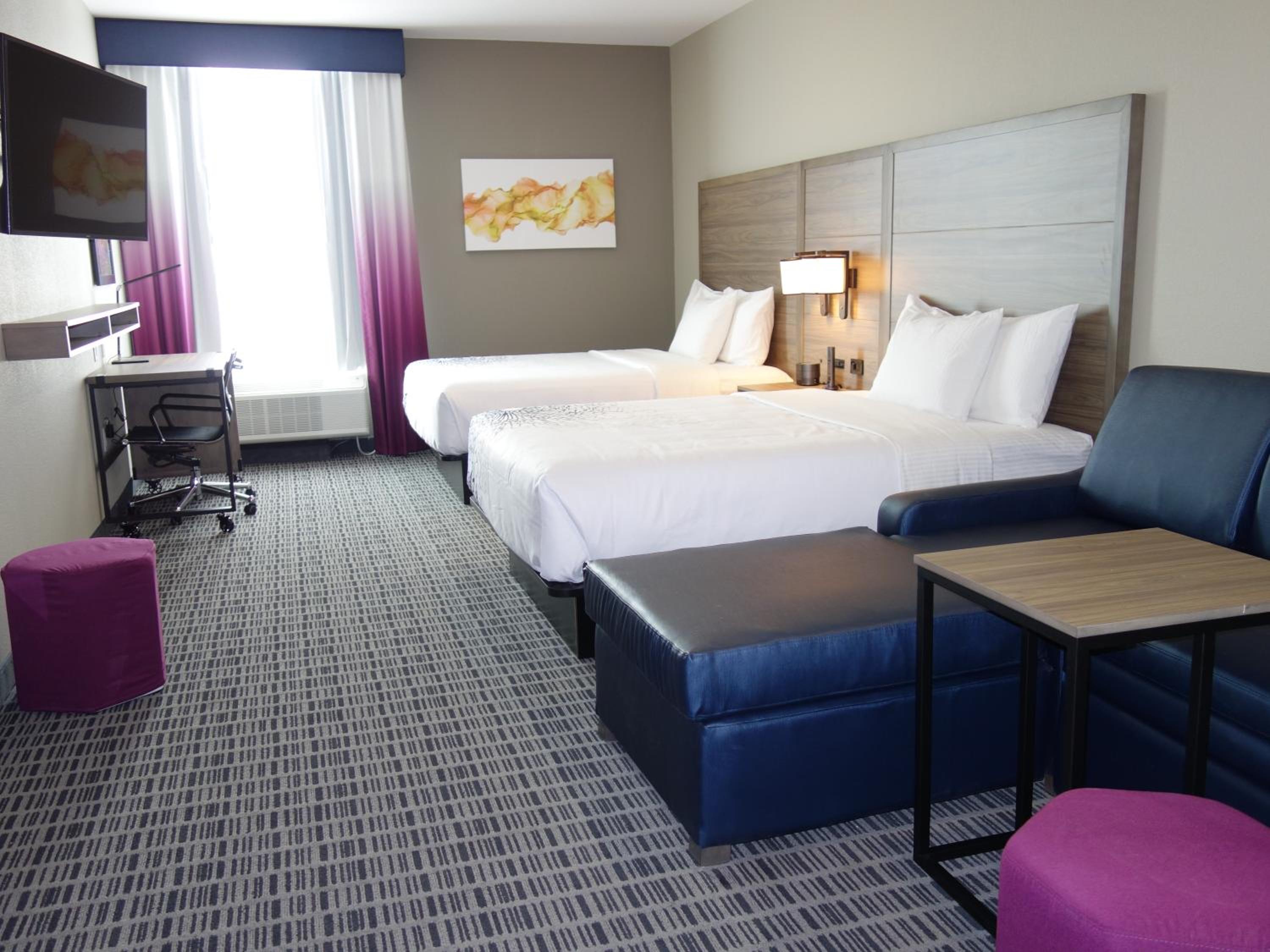 Deluxe Queen Room with Two Queen Beds - Non-Smoking - Photo 10