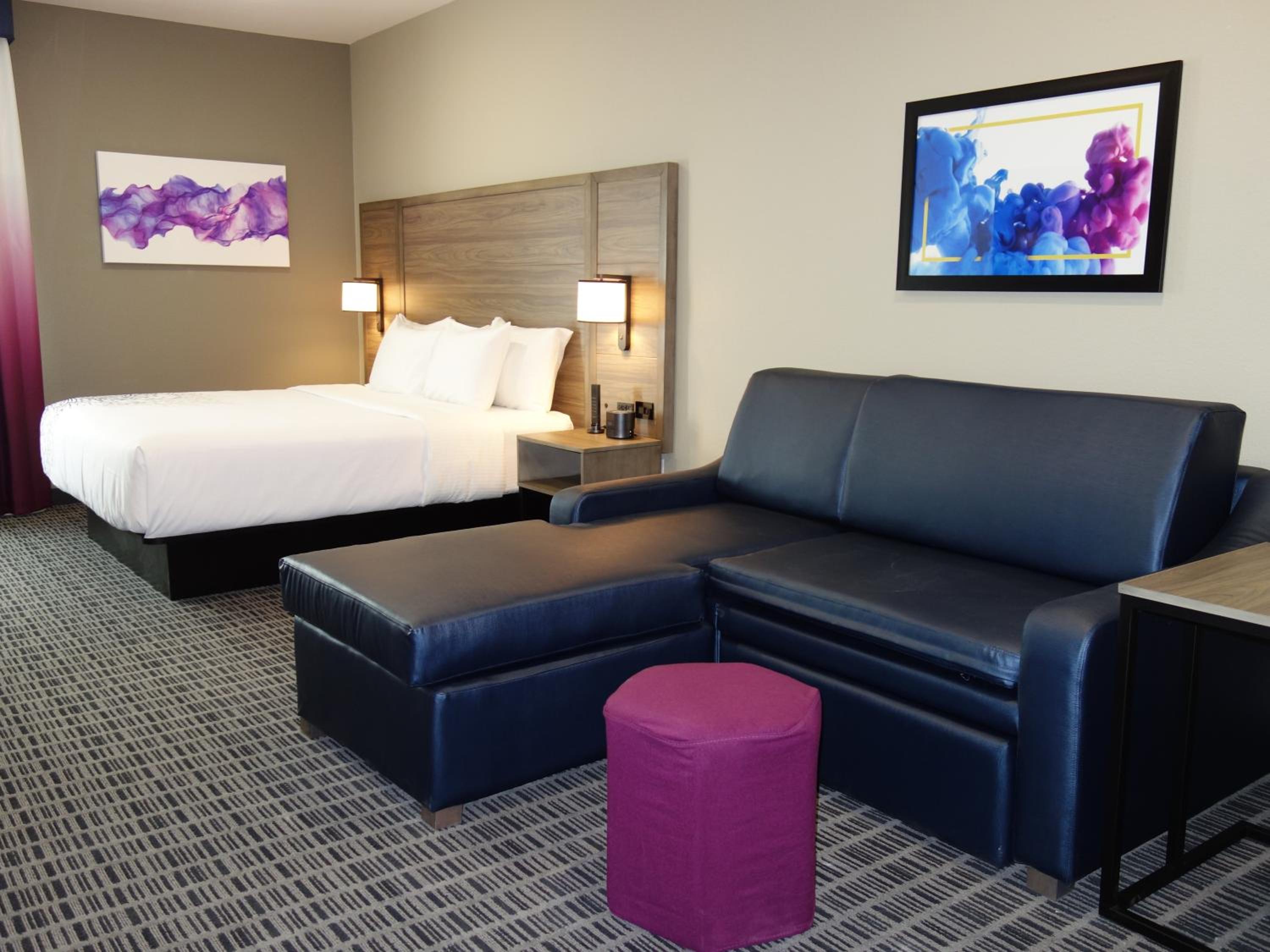 Deluxe King Room - Non-Smoking - Photo 6