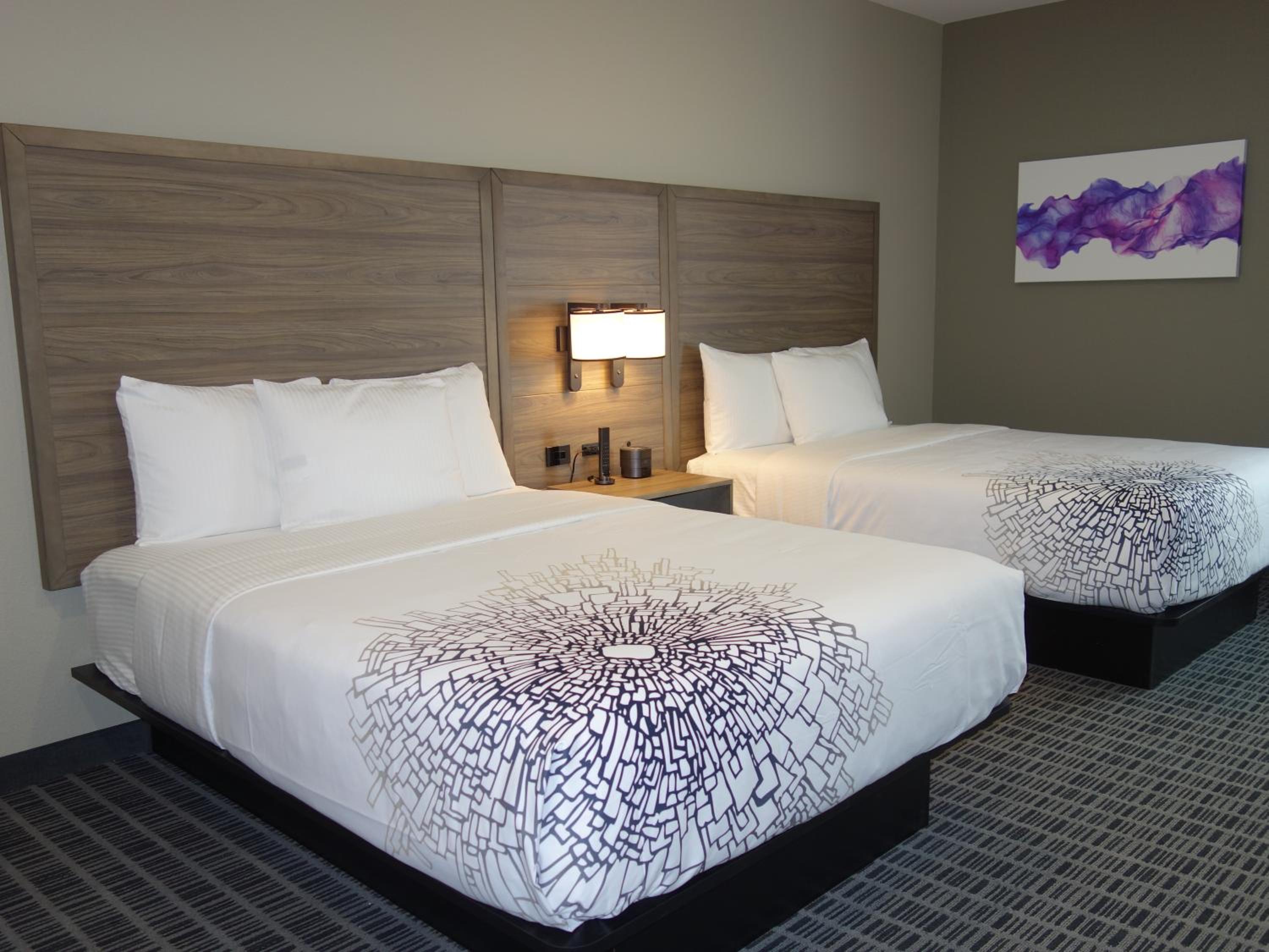 Queen Room with Two Queen Beds - Non-Smoking - Photo 12