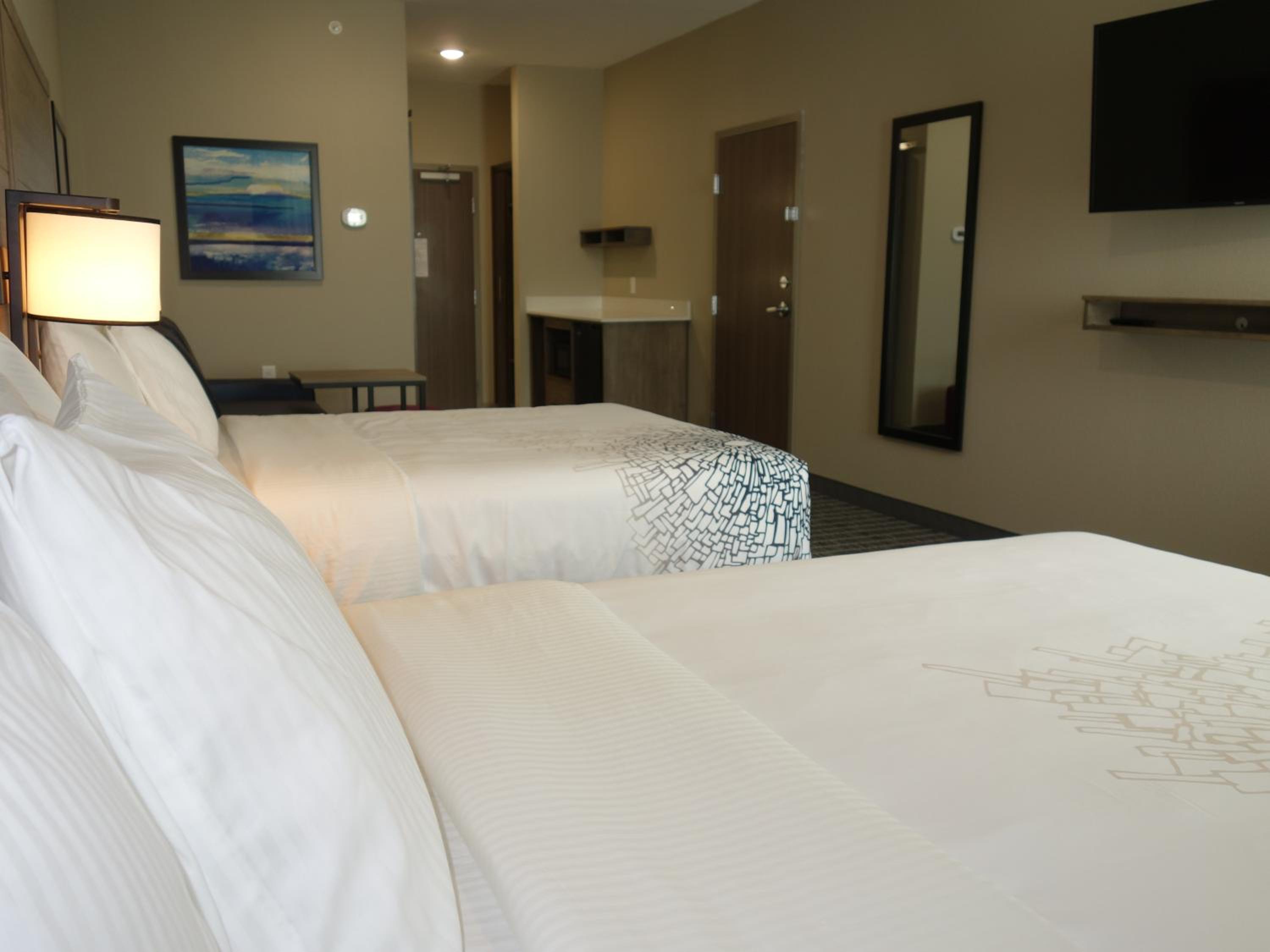 Deluxe Queen Room with Two Queen Beds - Non-Smoking - Photo 11