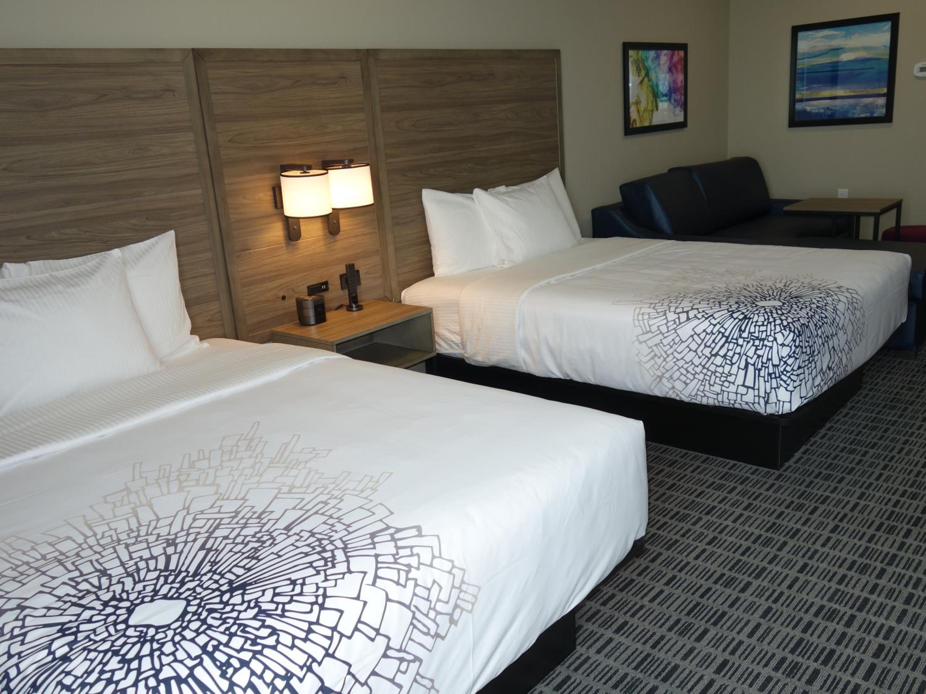 Deluxe Queen Room with Two Queen Beds - Non-Smoking - Photo 12