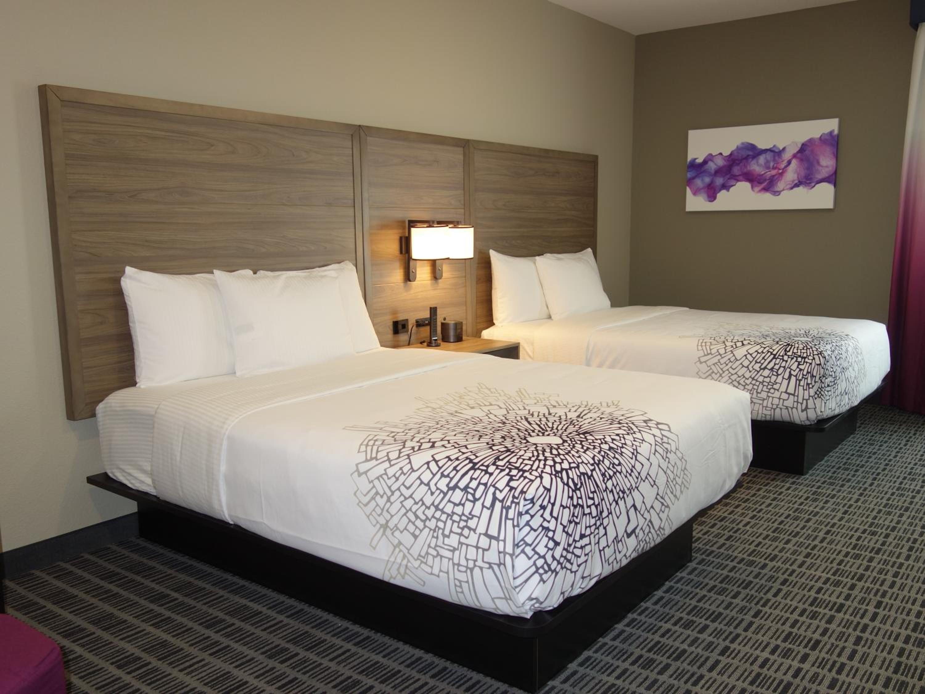 Queen Room with Two Queen Beds - Non-Smoking - Photo 13