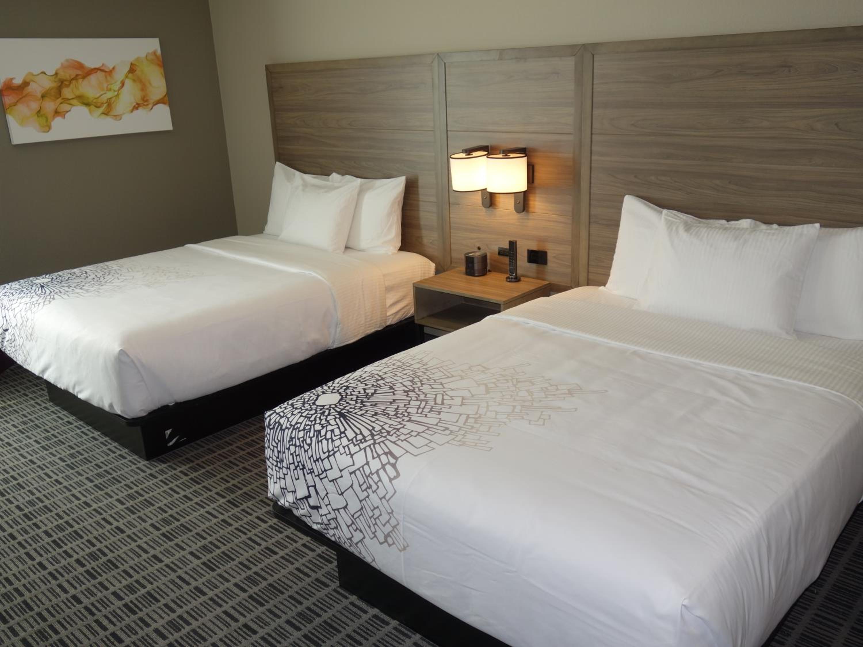 Queen Room with Two Queen Beds - Non-Smoking - Photo 14