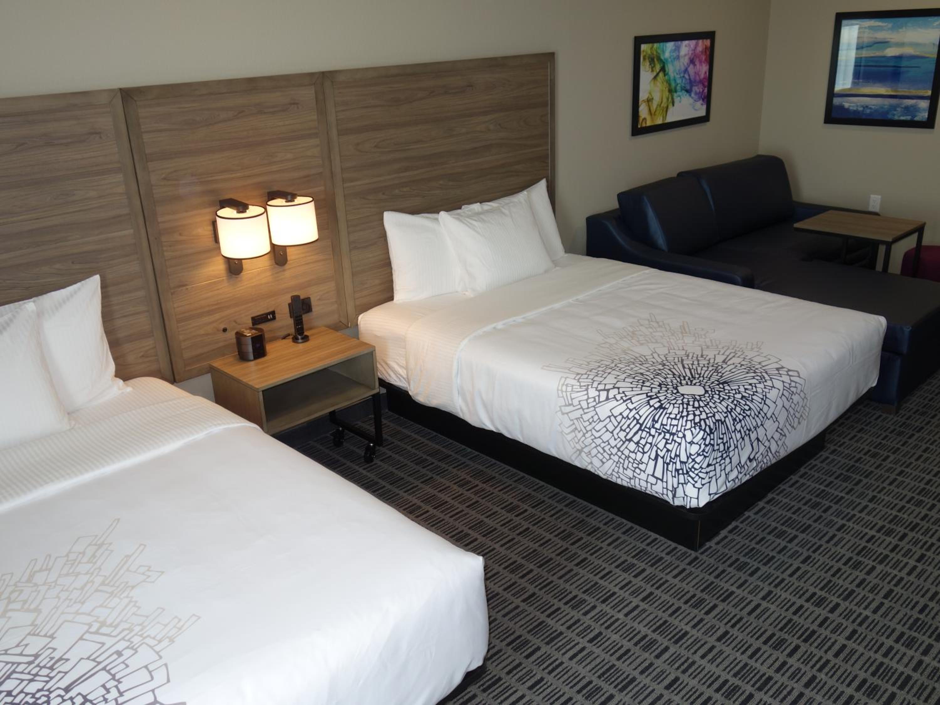 Deluxe Queen Room with Two Queen Beds - Non-Smoking - Photo 13