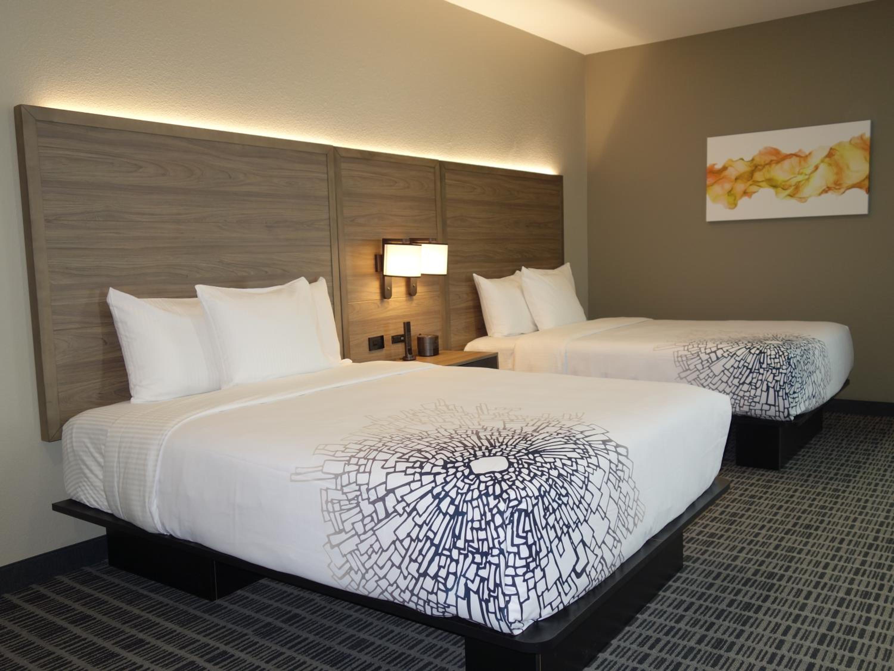Queen Room with Two Queen Beds - Non-Smoking - Photo 3