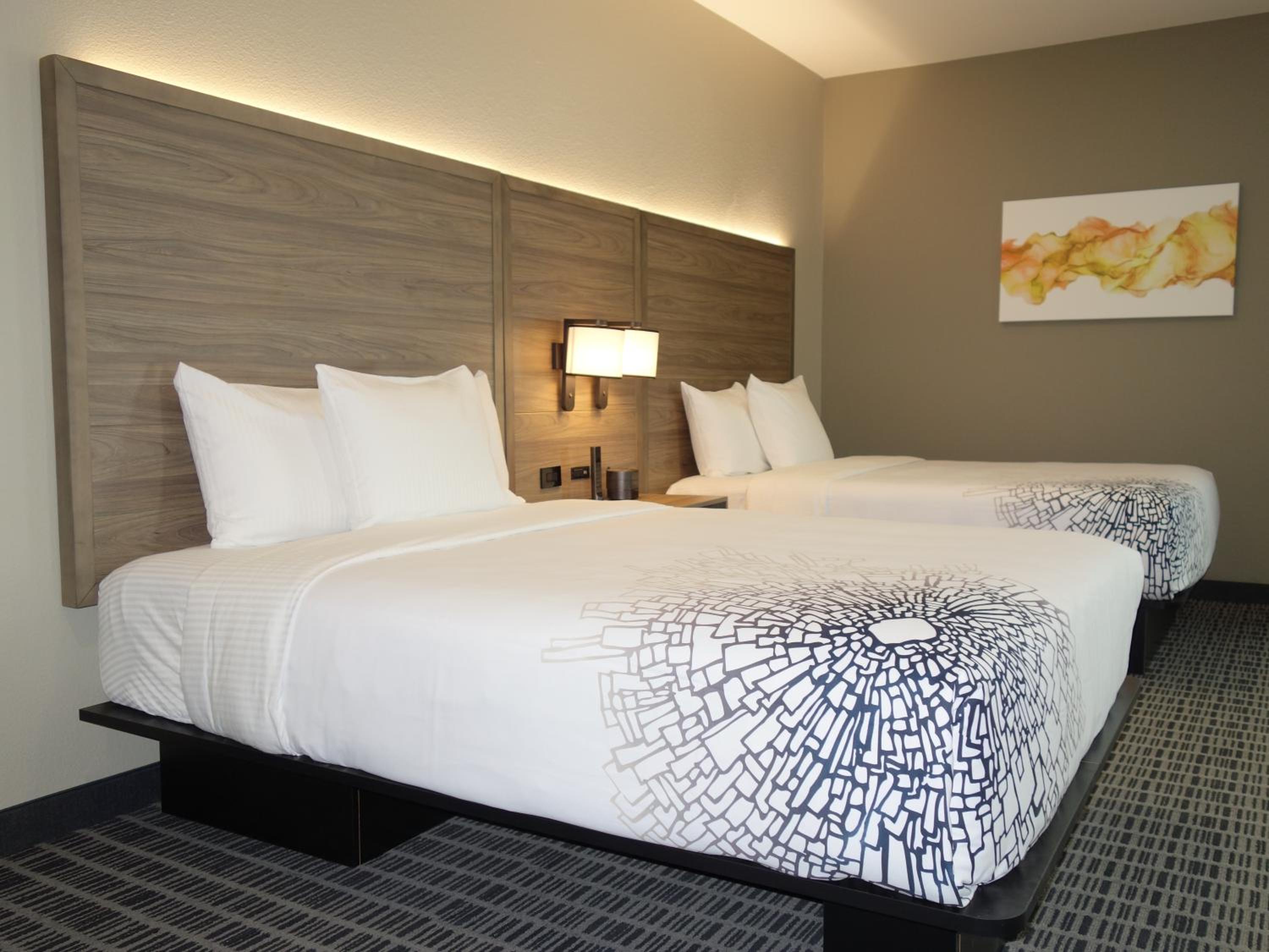 Queen Room with Two Queen Beds - Non-Smoking - Photo 4