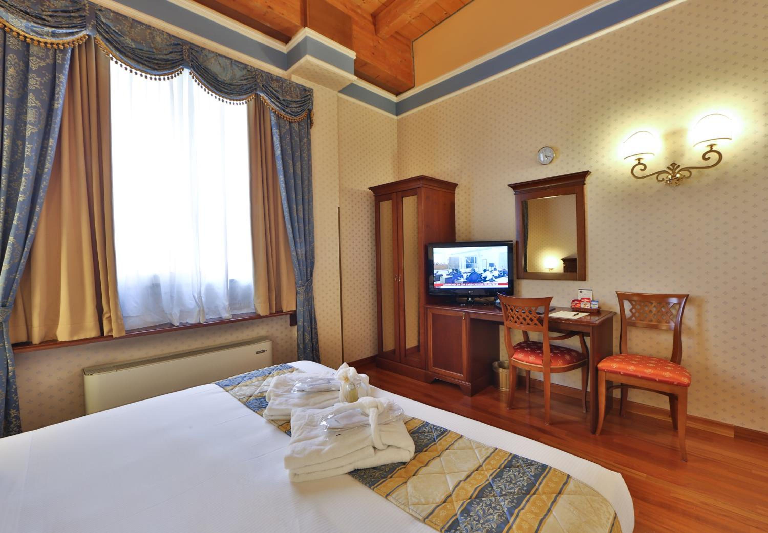 Standard King Room - Photo 7