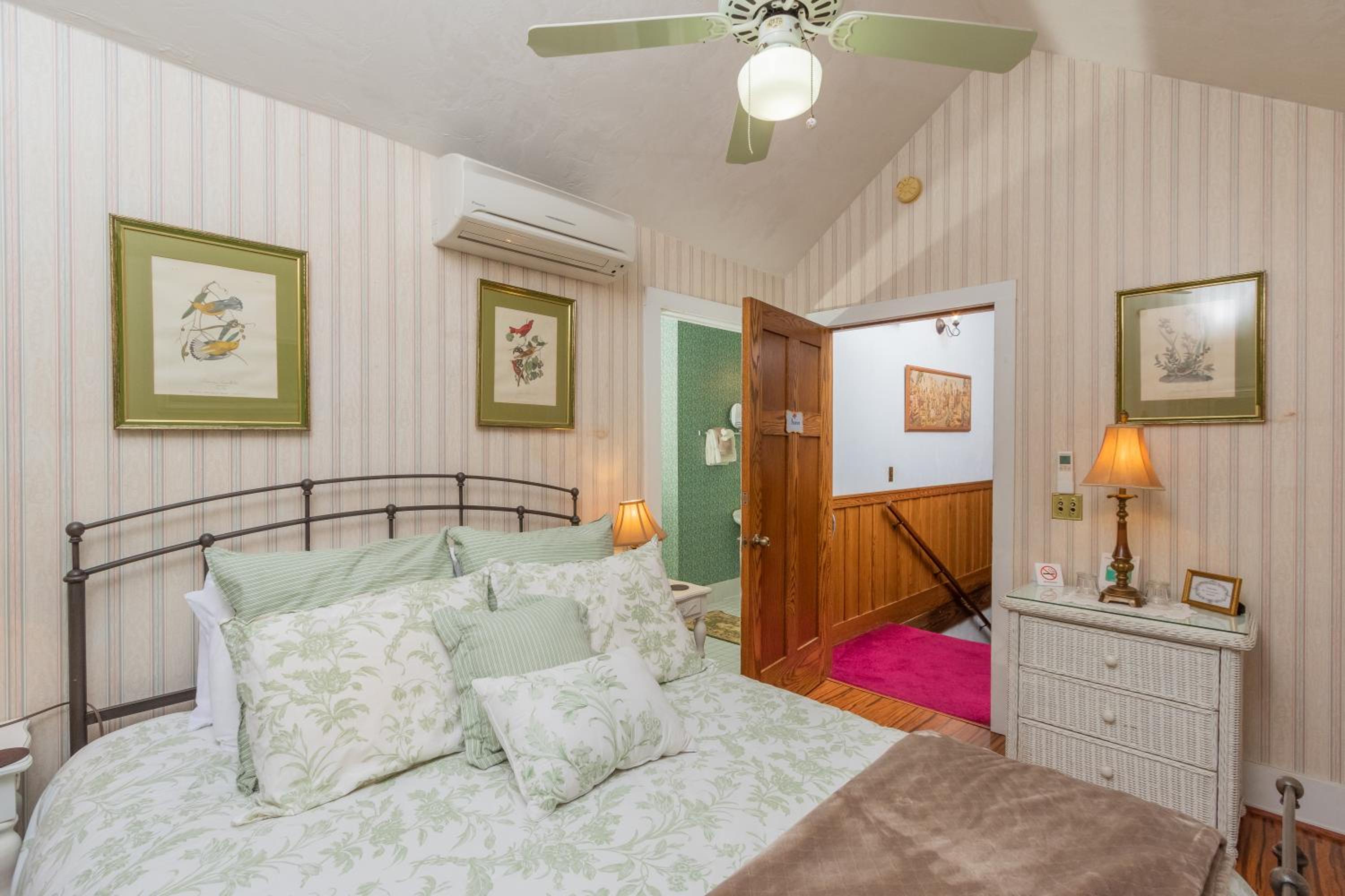Standard Queen Room photo 2