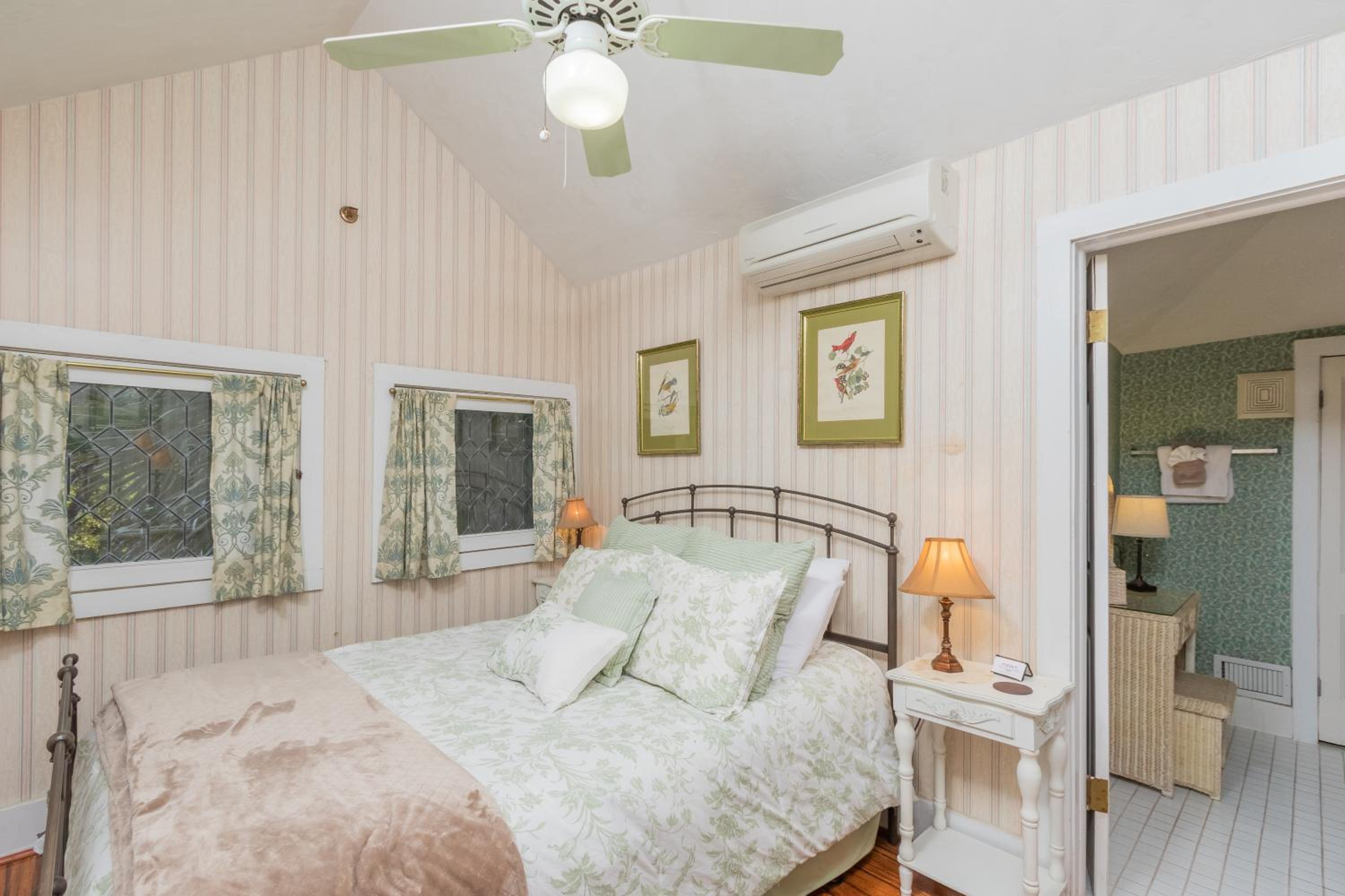 Standard Queen Room photo 1