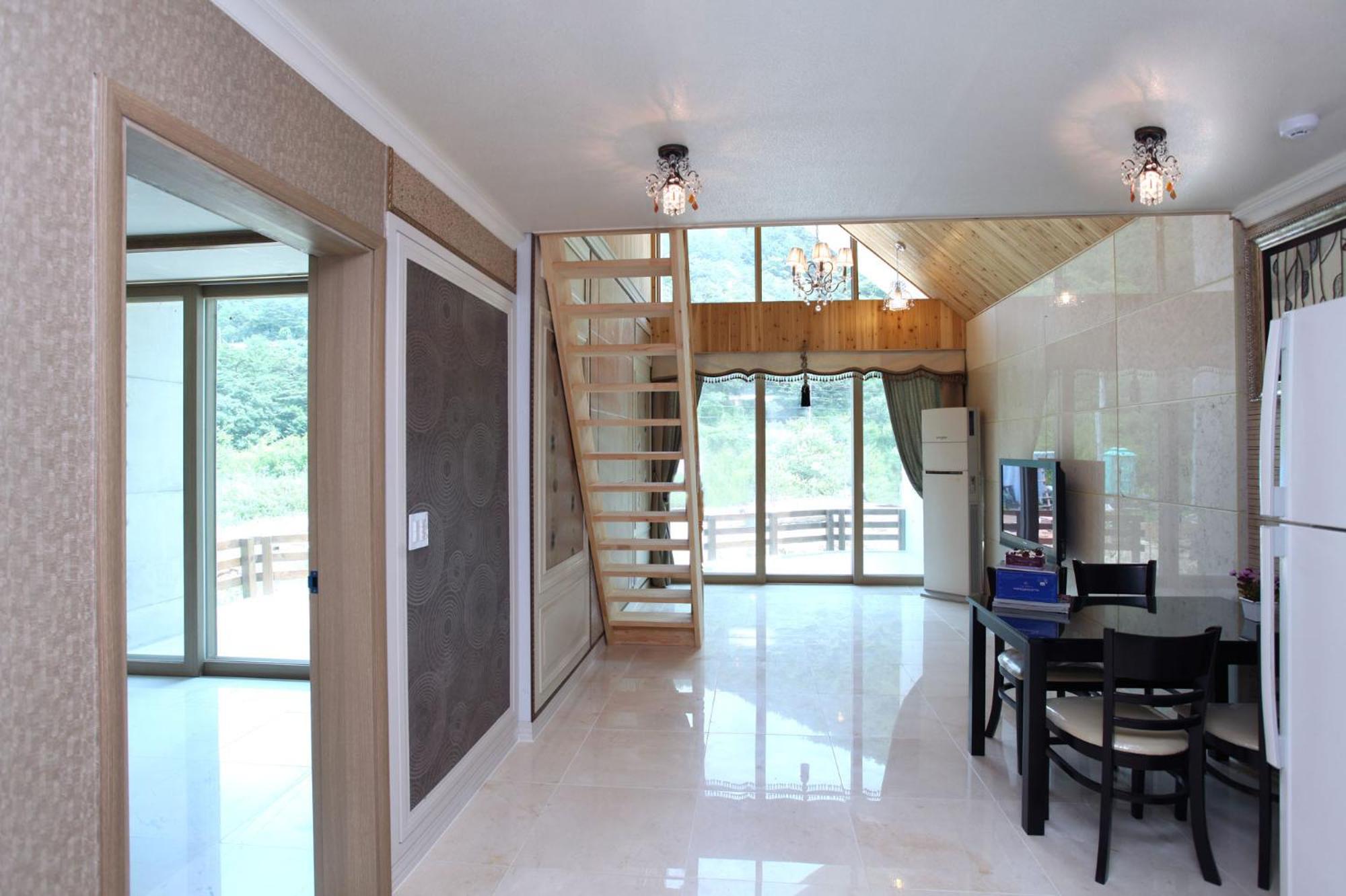 Family Room with Garden View photo 3