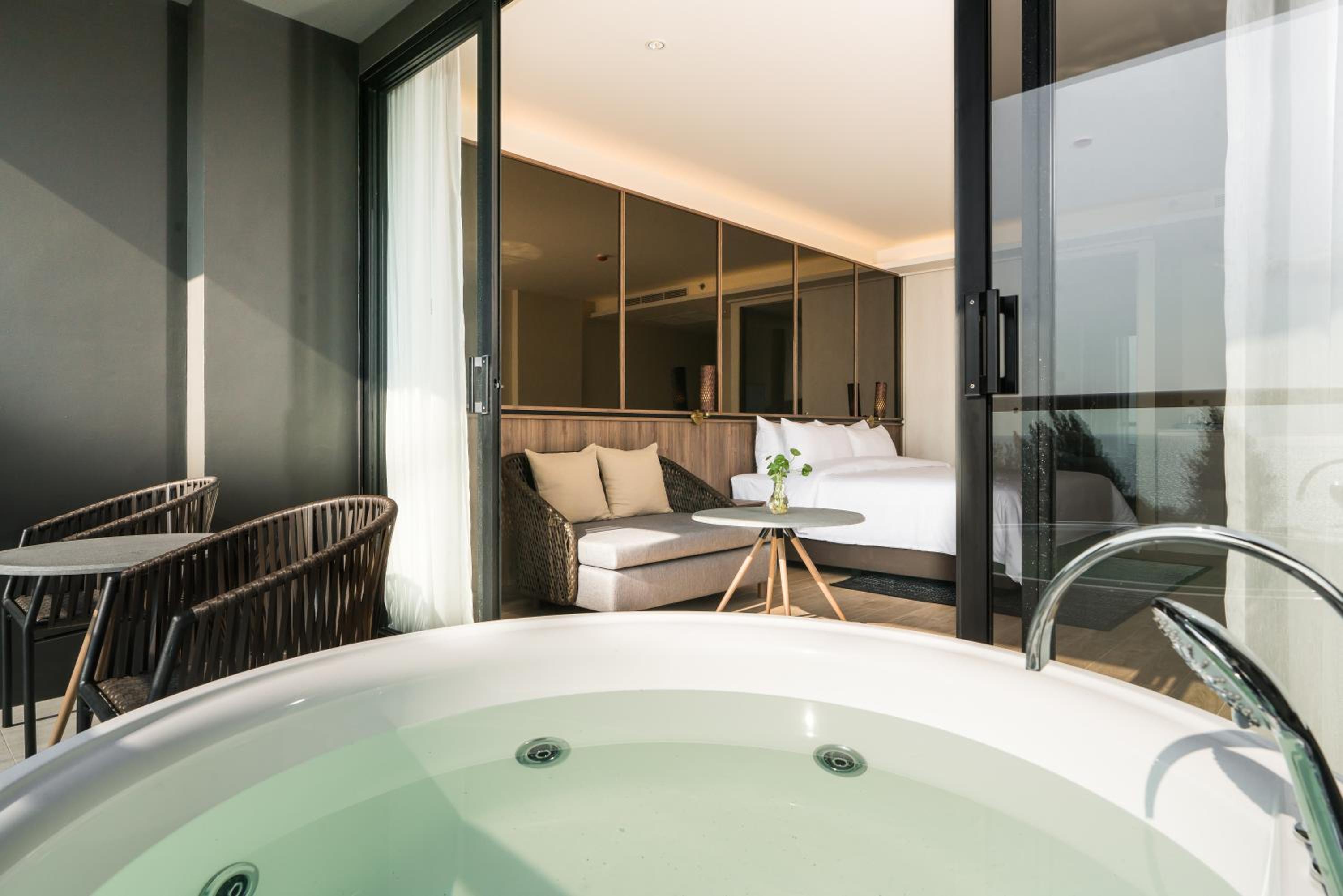 Oceanview Skybath King Room - Photo 3