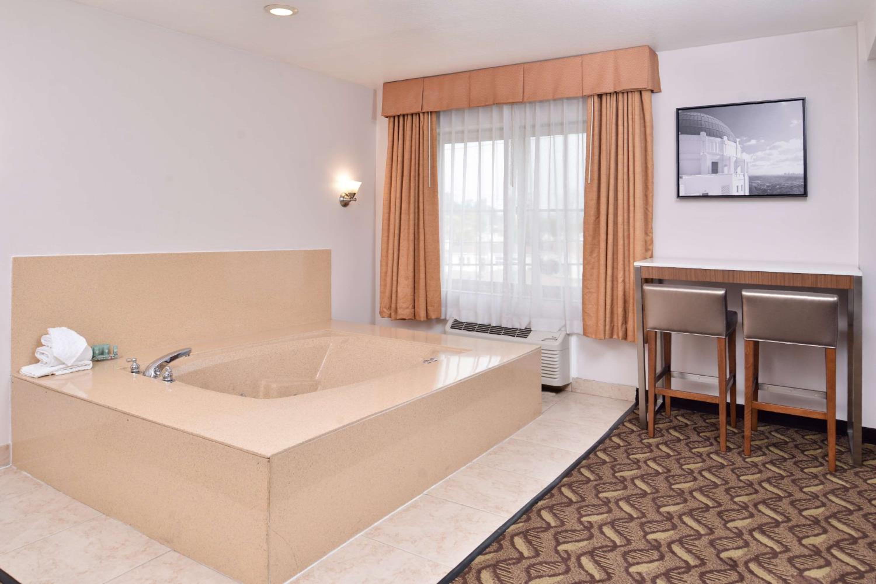 King Room with Spa Bath - Non-Smoking photo 2