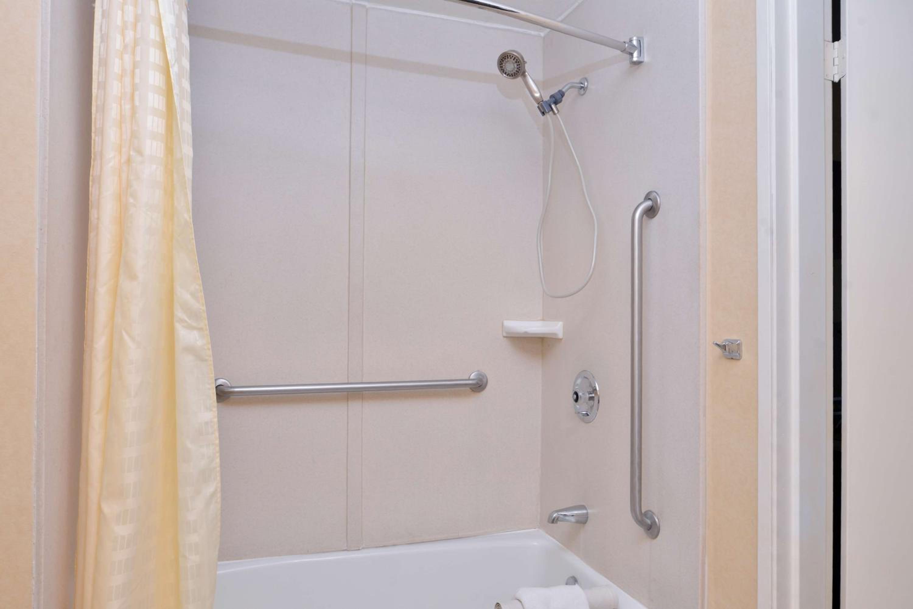 Queen Room with Two Queen Beds - Mobility Accessible/Non-Smoking - Photo 8
