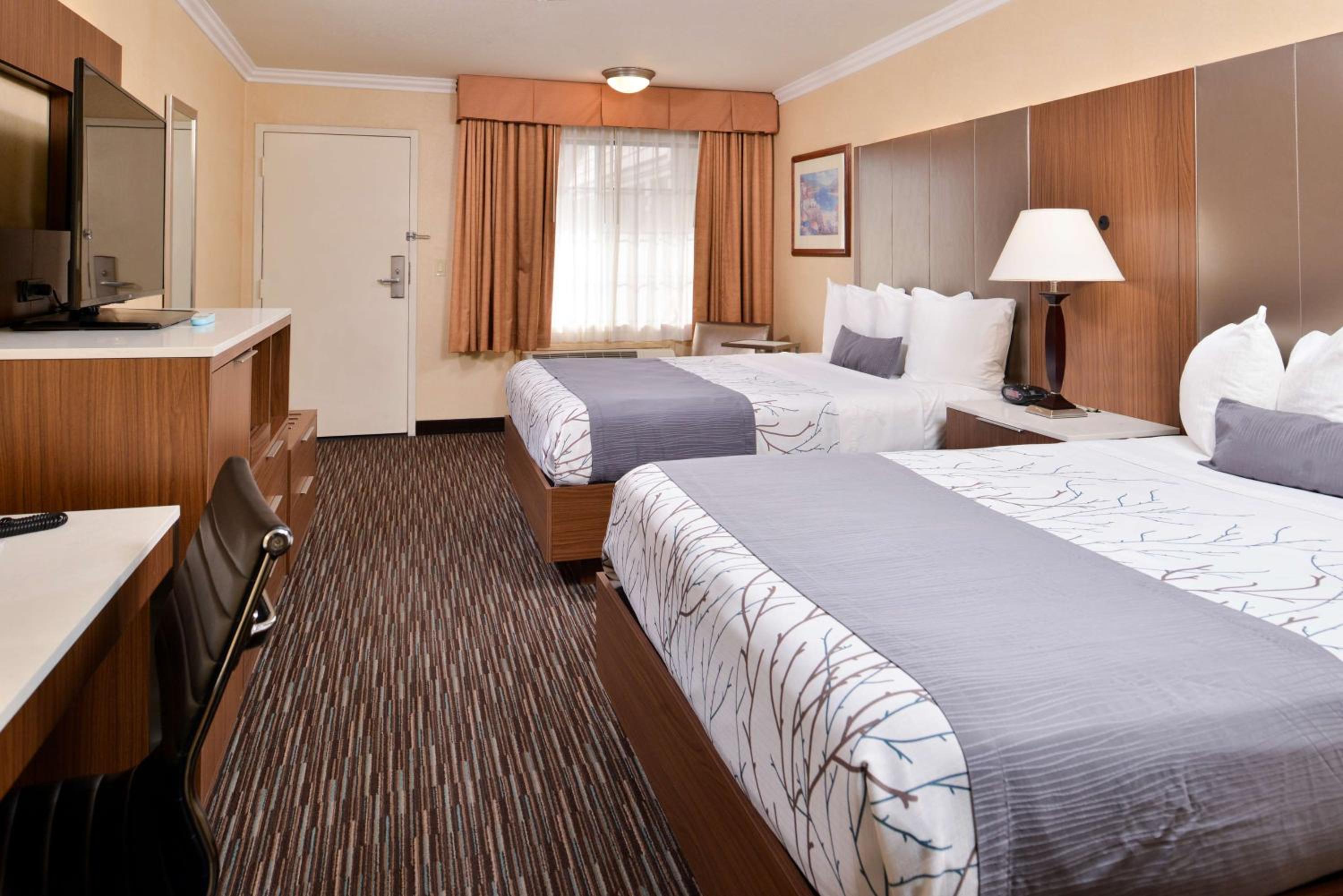 Queen Room with Two Queen Beds - Mobility Accessible/Non-Smoking - Photo 7
