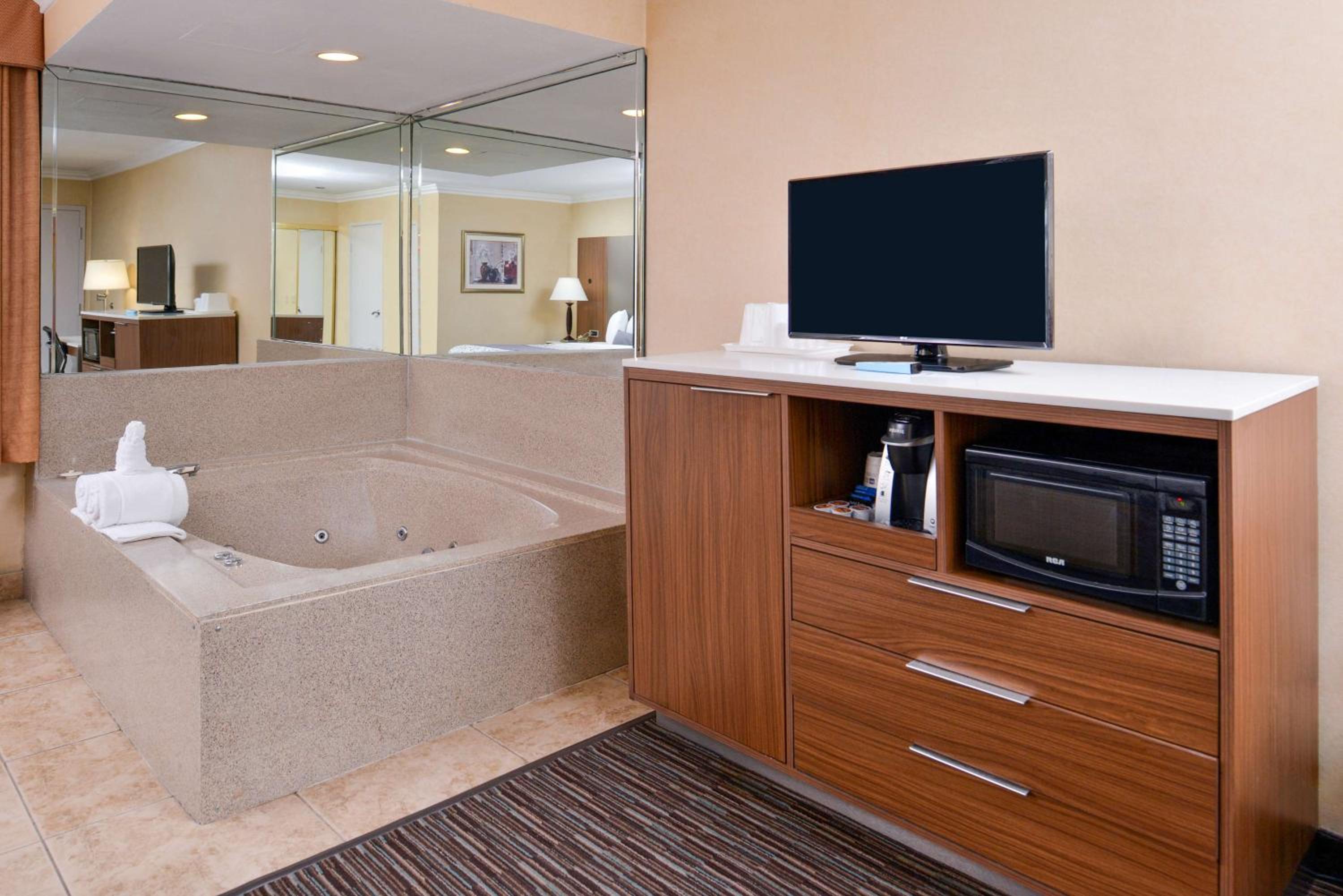 King Suite with Spa Bath - Non-Smoking - Photo 7