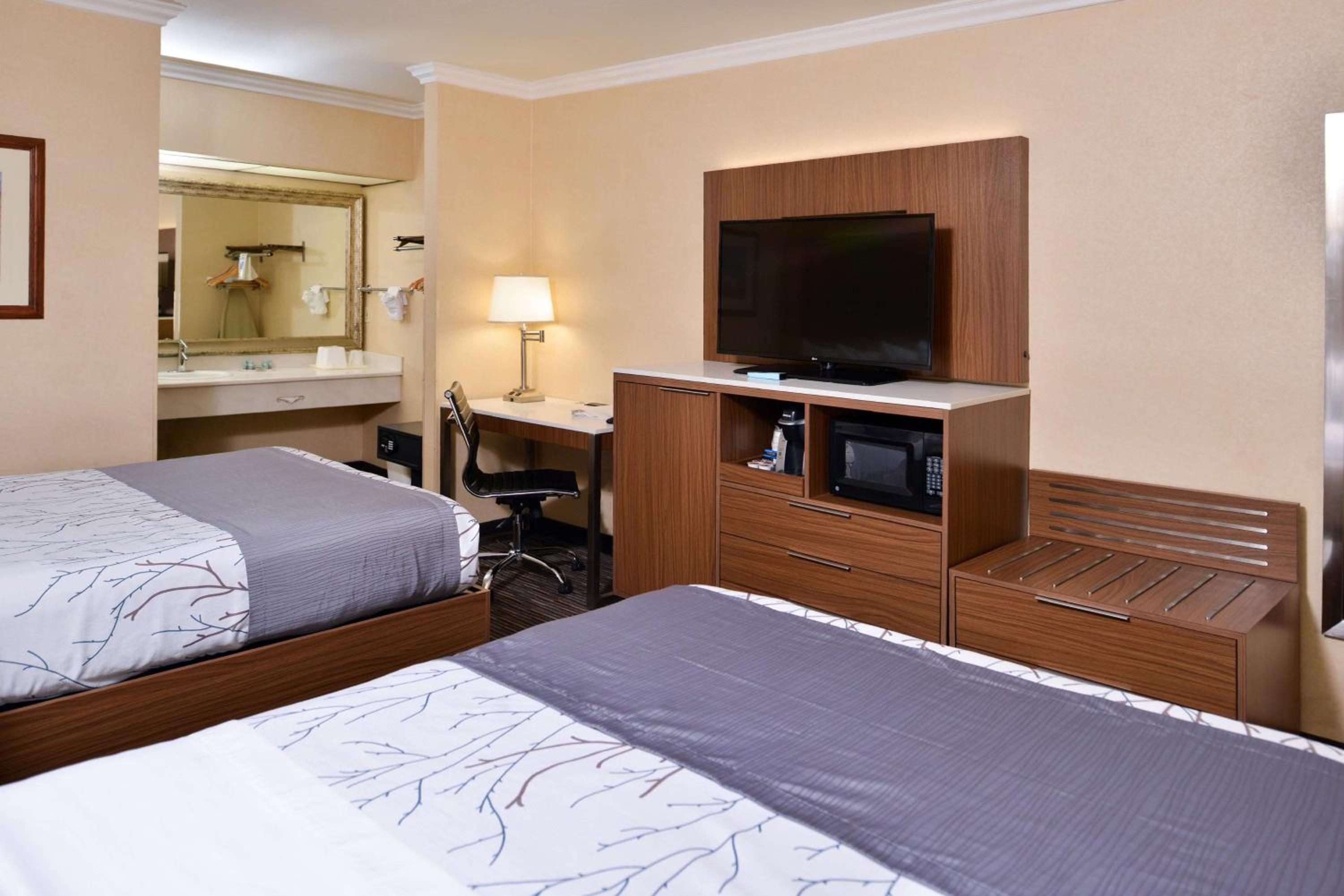 Queen Room with Two Queen Beds - Non-Smoking - Photo 2