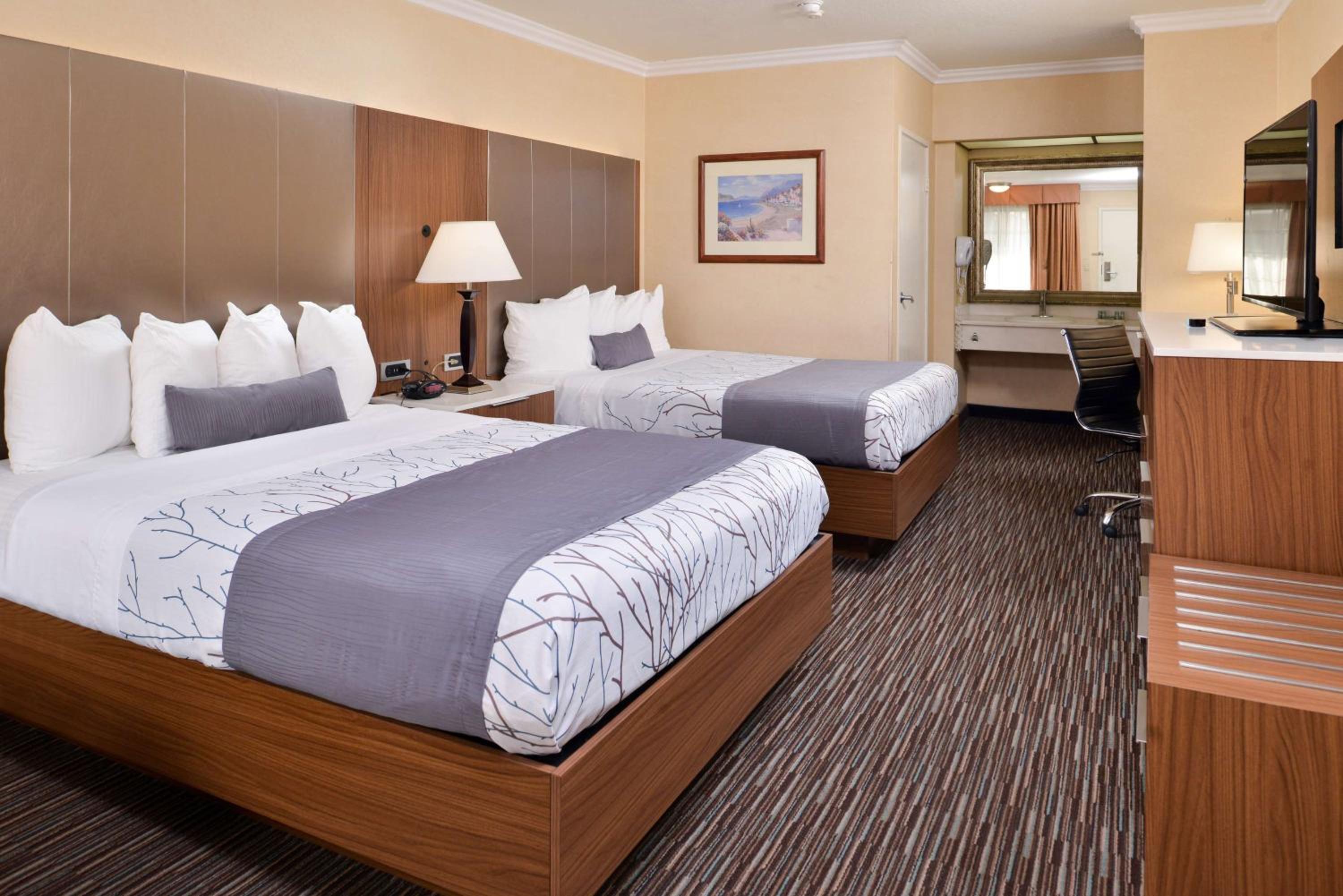Queen Room with Two Queen Beds - Non-Smoking - Photo 5