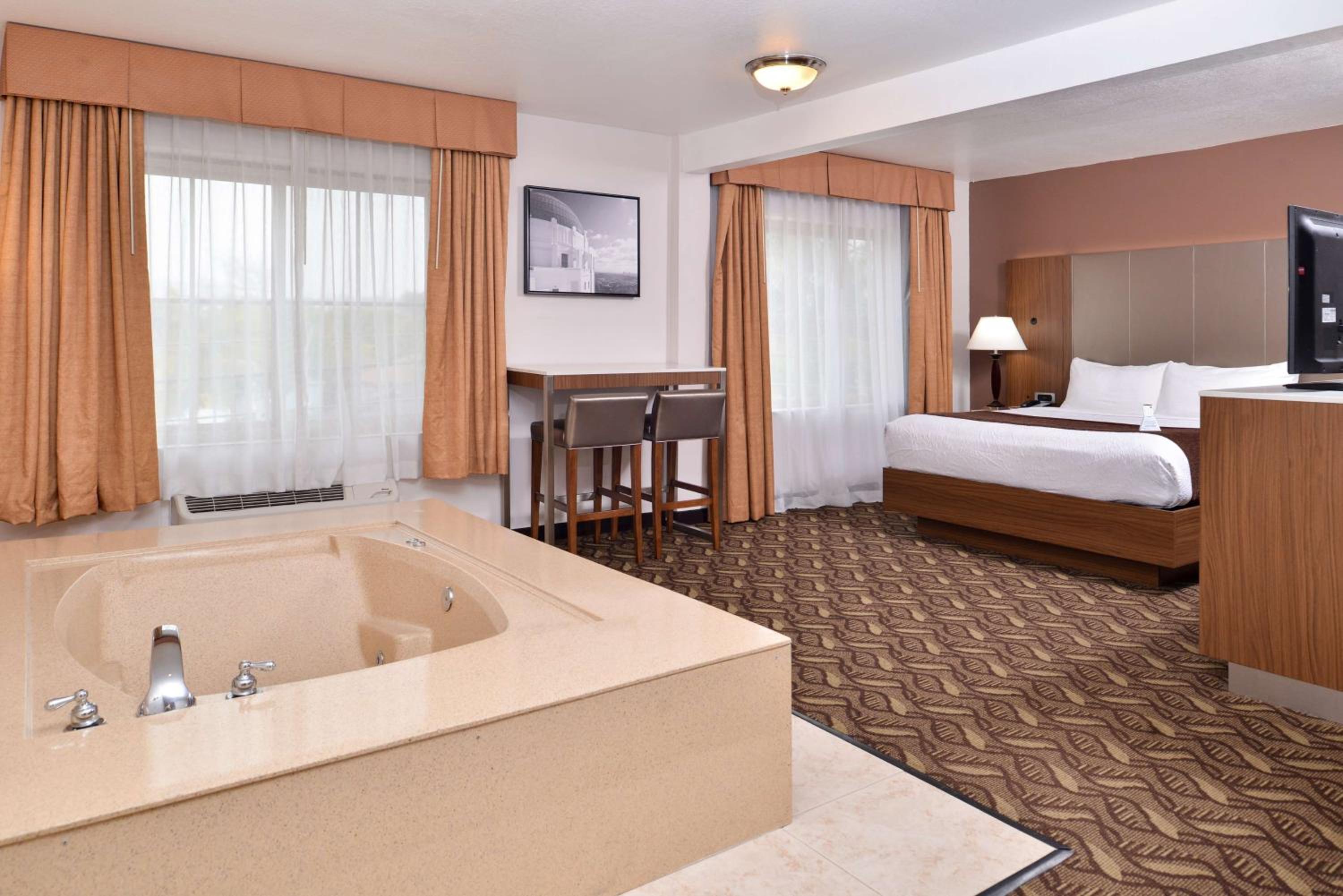 King Room with Spa Bath - Non-Smoking photo 1