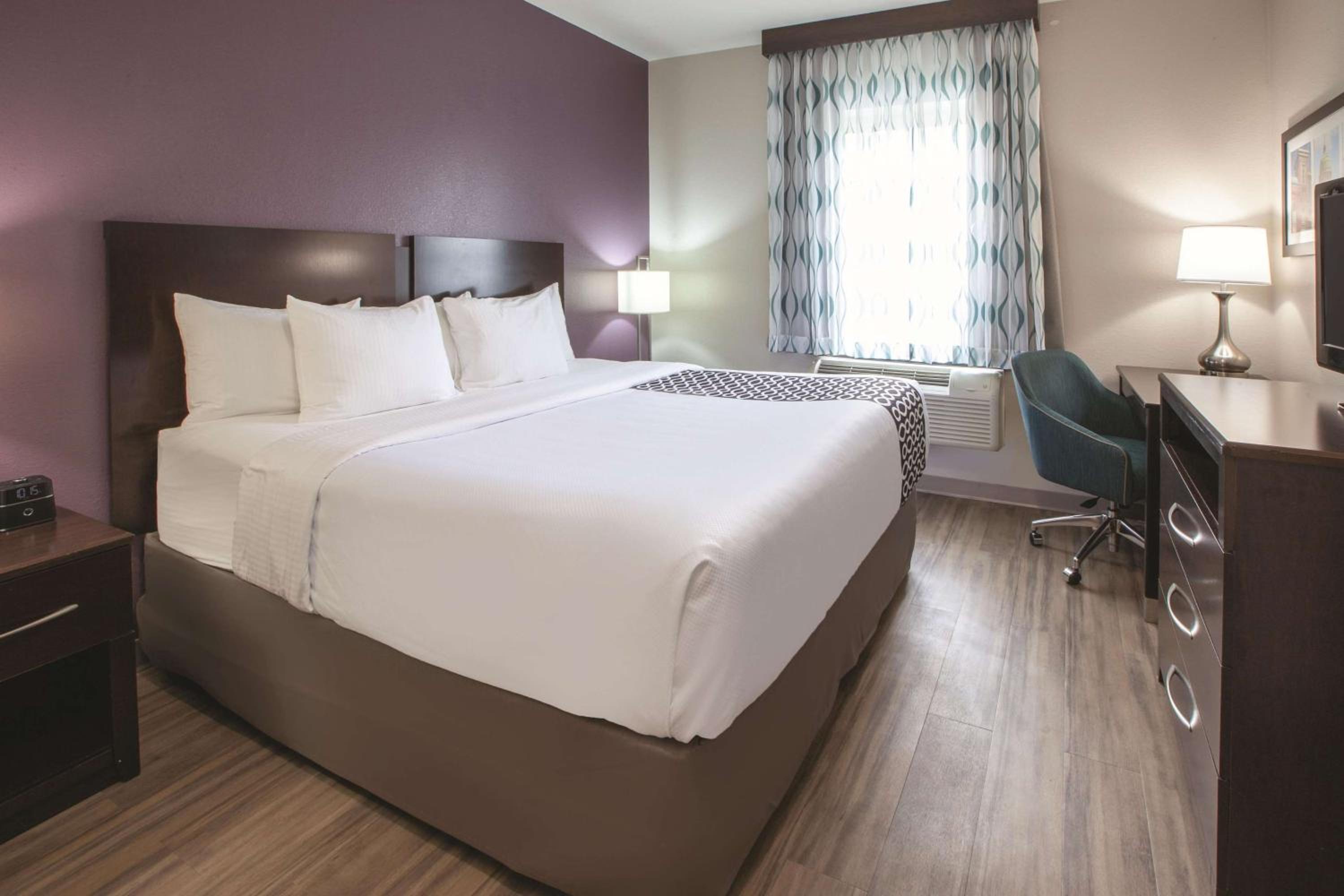 King Room - Non-Smoking - Photo 1