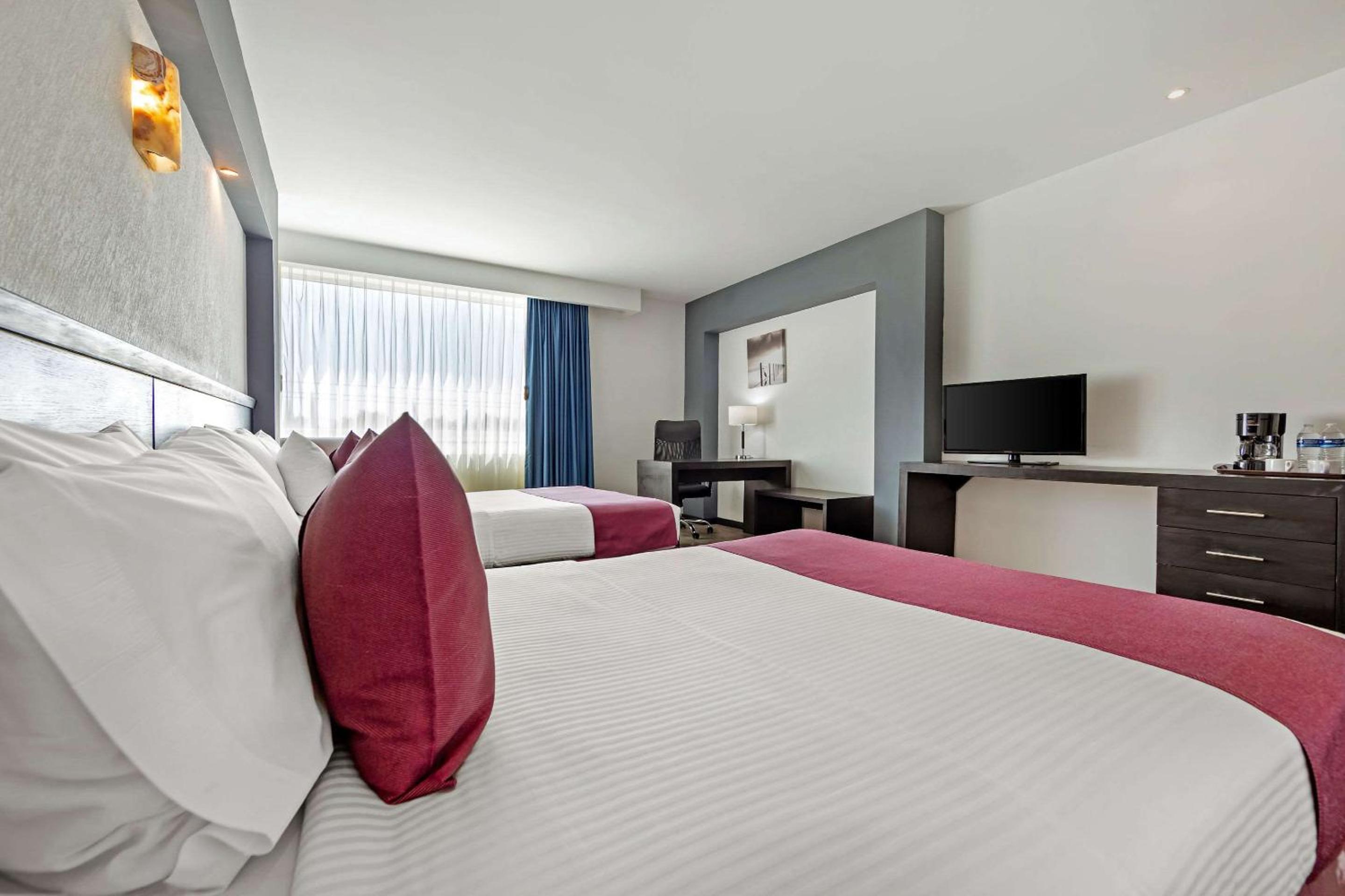Double Room with Two Double Beds - Accessible/Non-Smoking photo 3