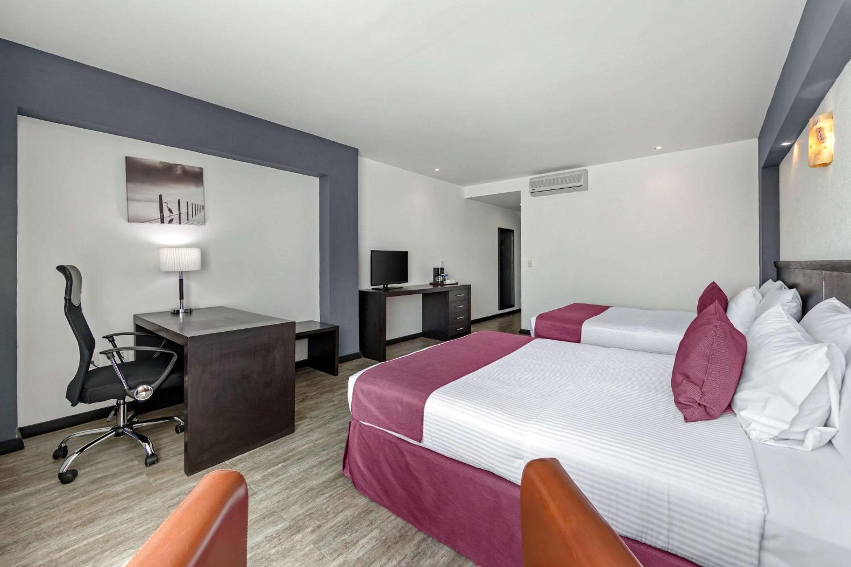 Double Room with Two Queen Beds photo 2