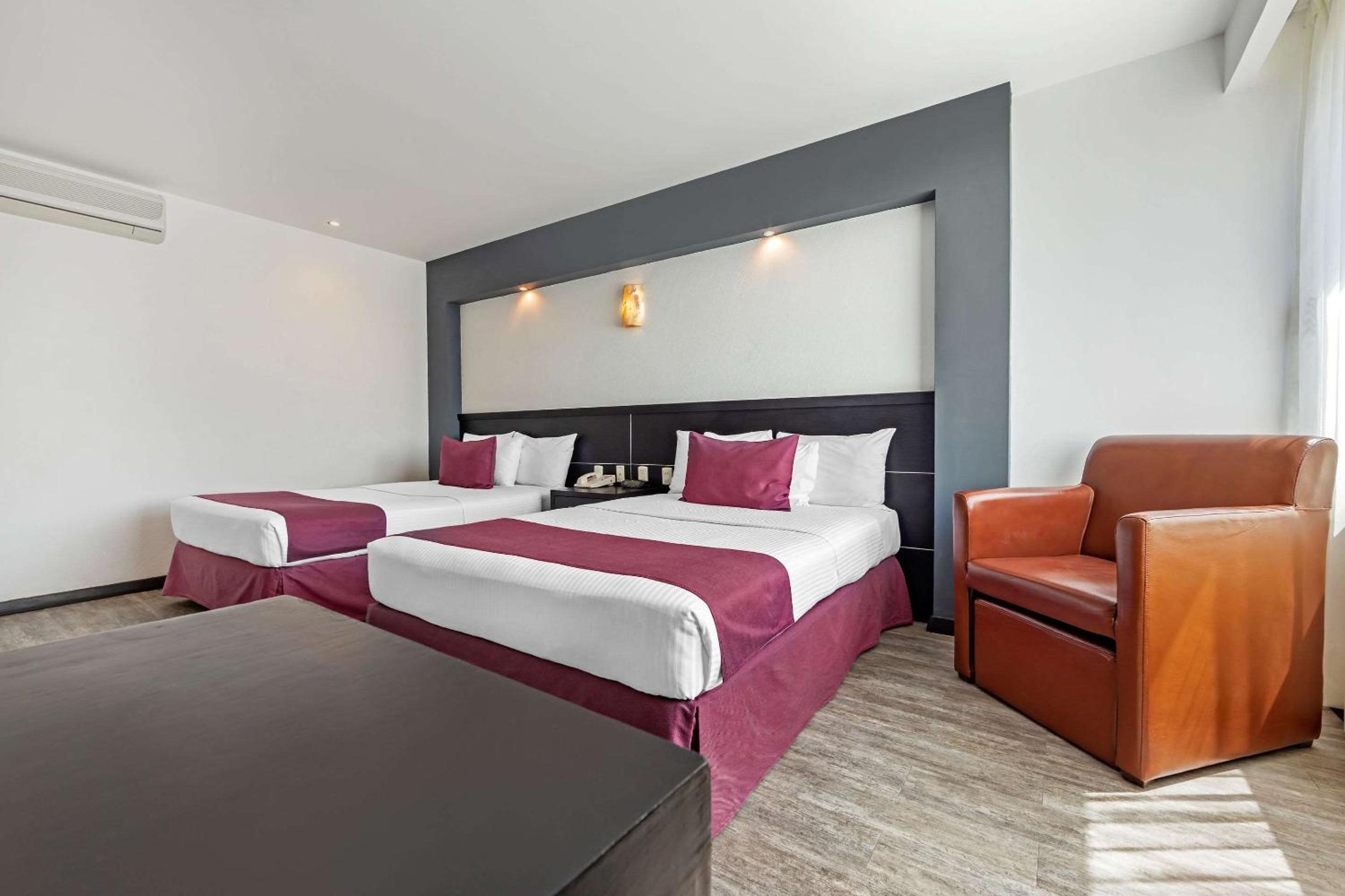 Double Room with Two Queen Beds photo 3