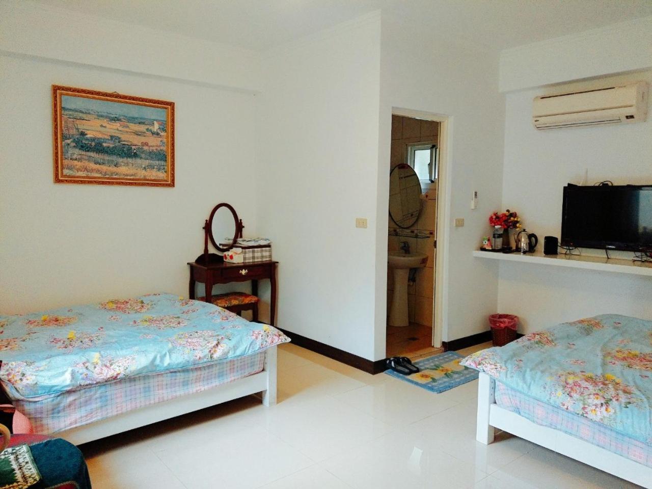 Quadruple Room with Private Bathroom photo 3
