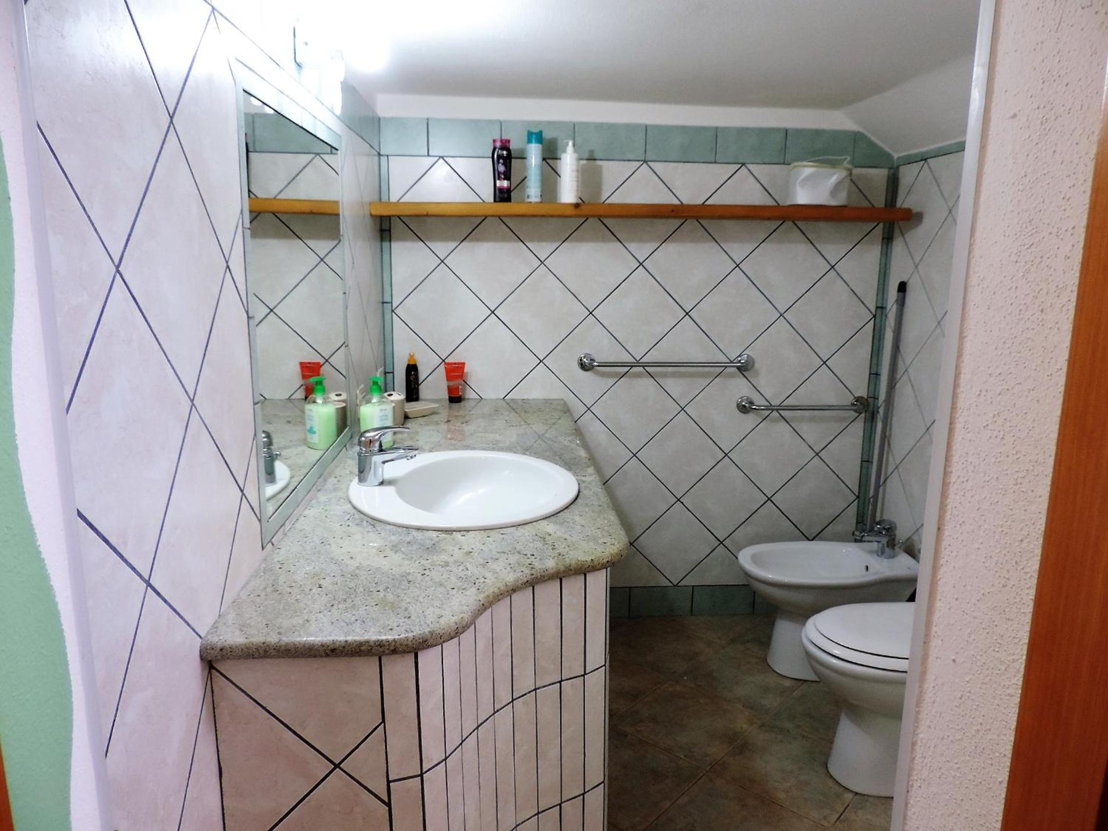 One-Bedroom House - Photo 44