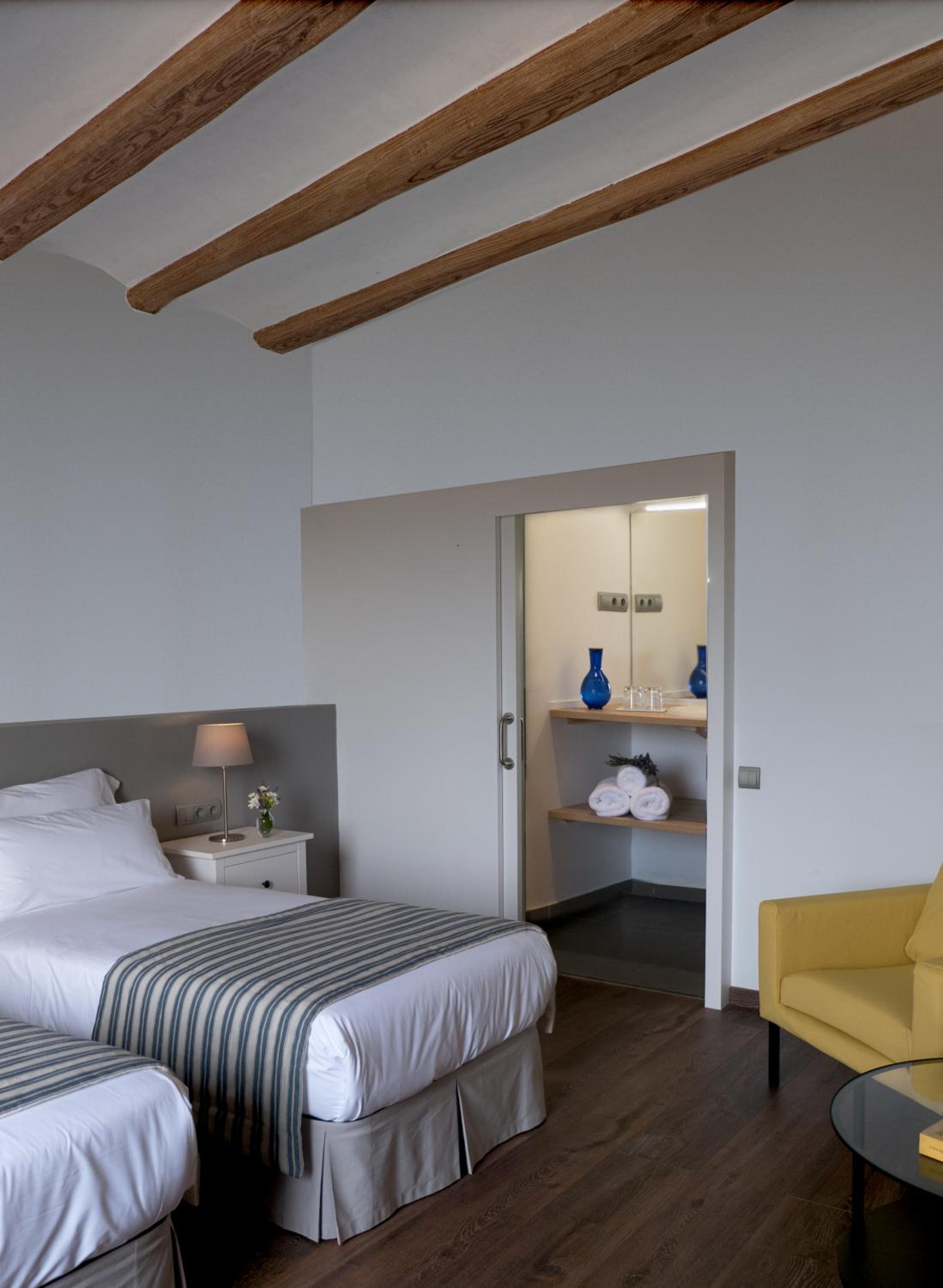 Twin Room with Private Bathroom - Photo 7