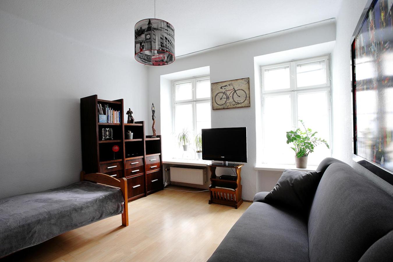 One-Bedroom Apartment with City View photo 3
