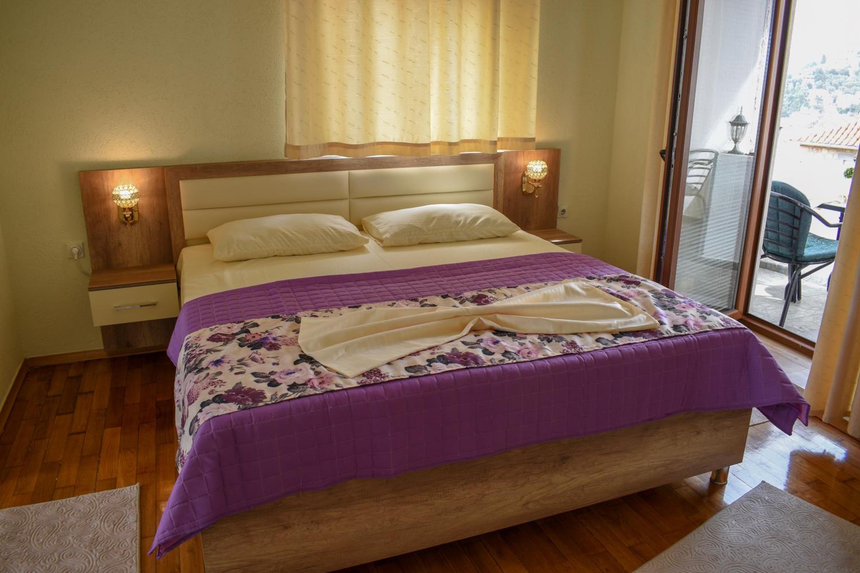 Apartment with Balcony and Sea View - Photo 1