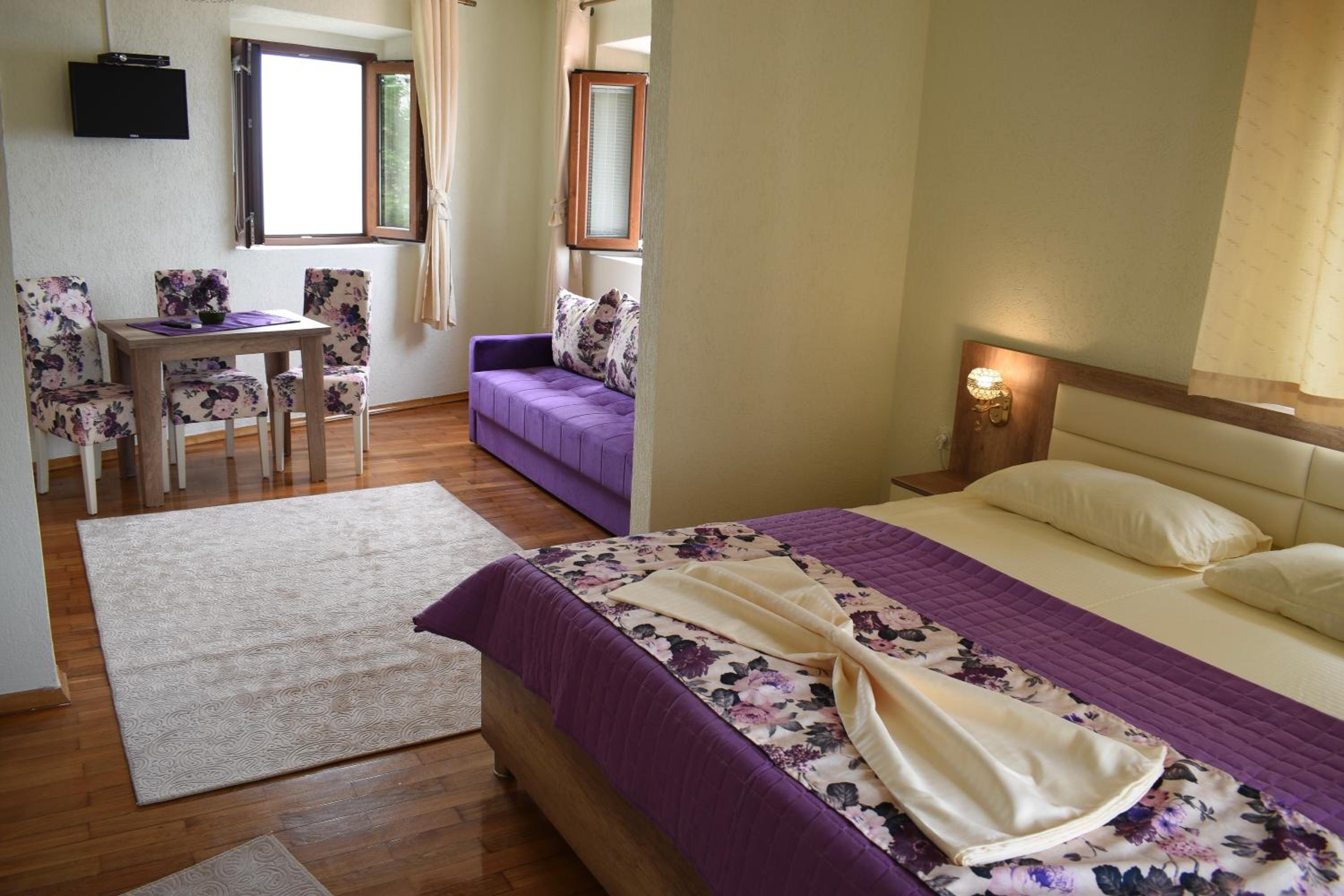 Apartment with Balcony and Sea View - Photo 6