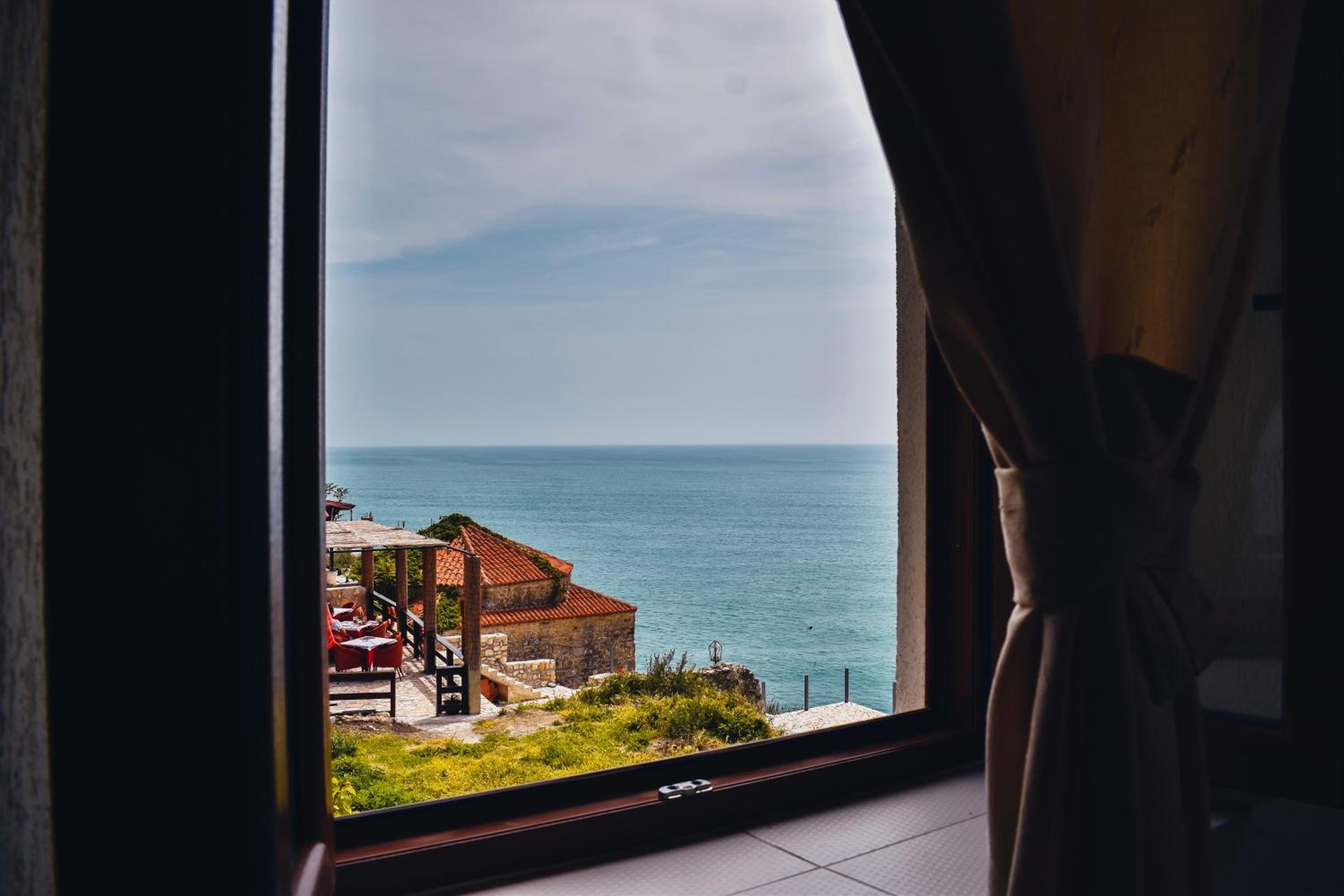 Apartment with Balcony and Sea View - Photo 8