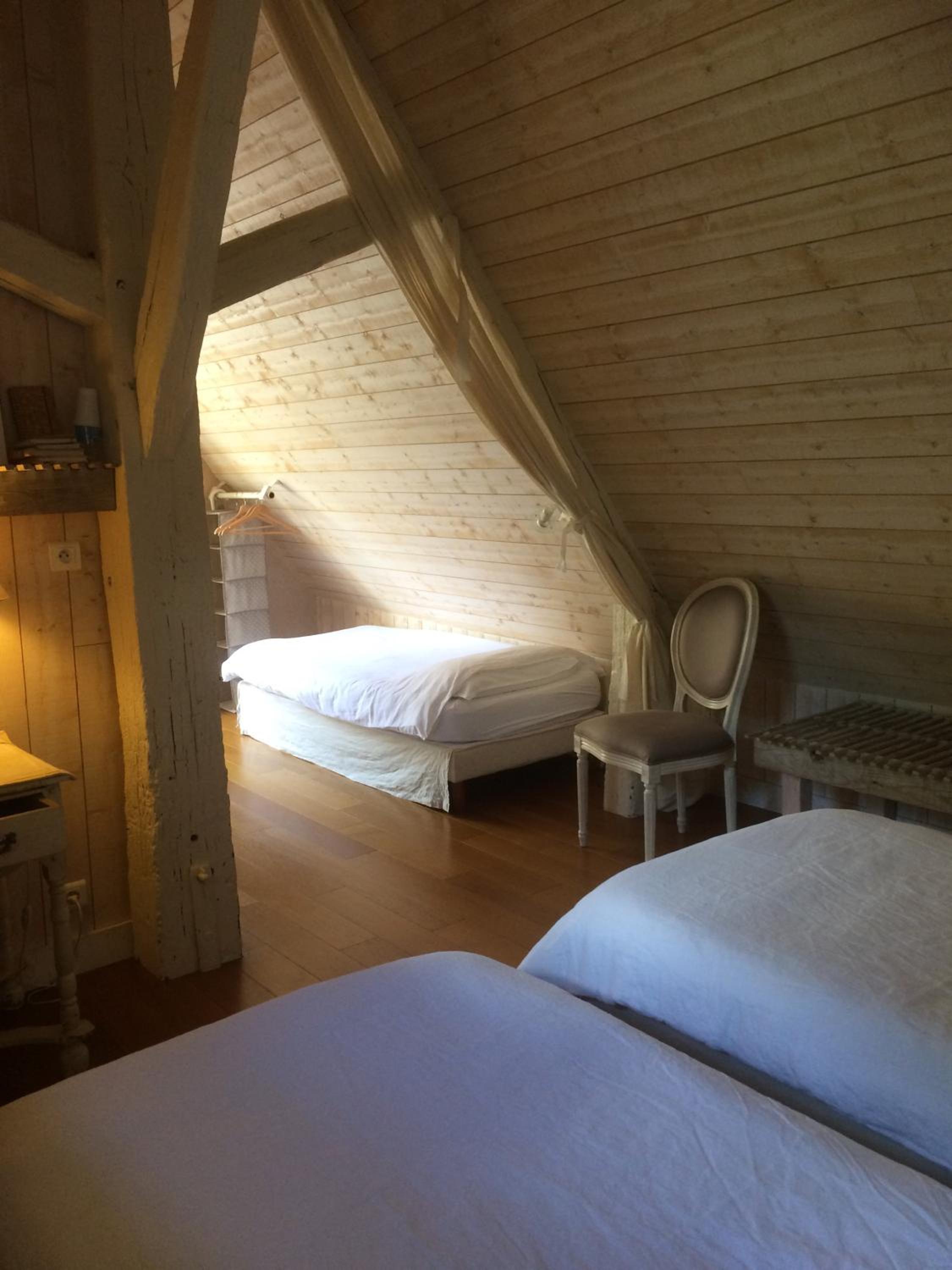 Deluxe Room (2 Adults + 1 Child) - Photo 5
