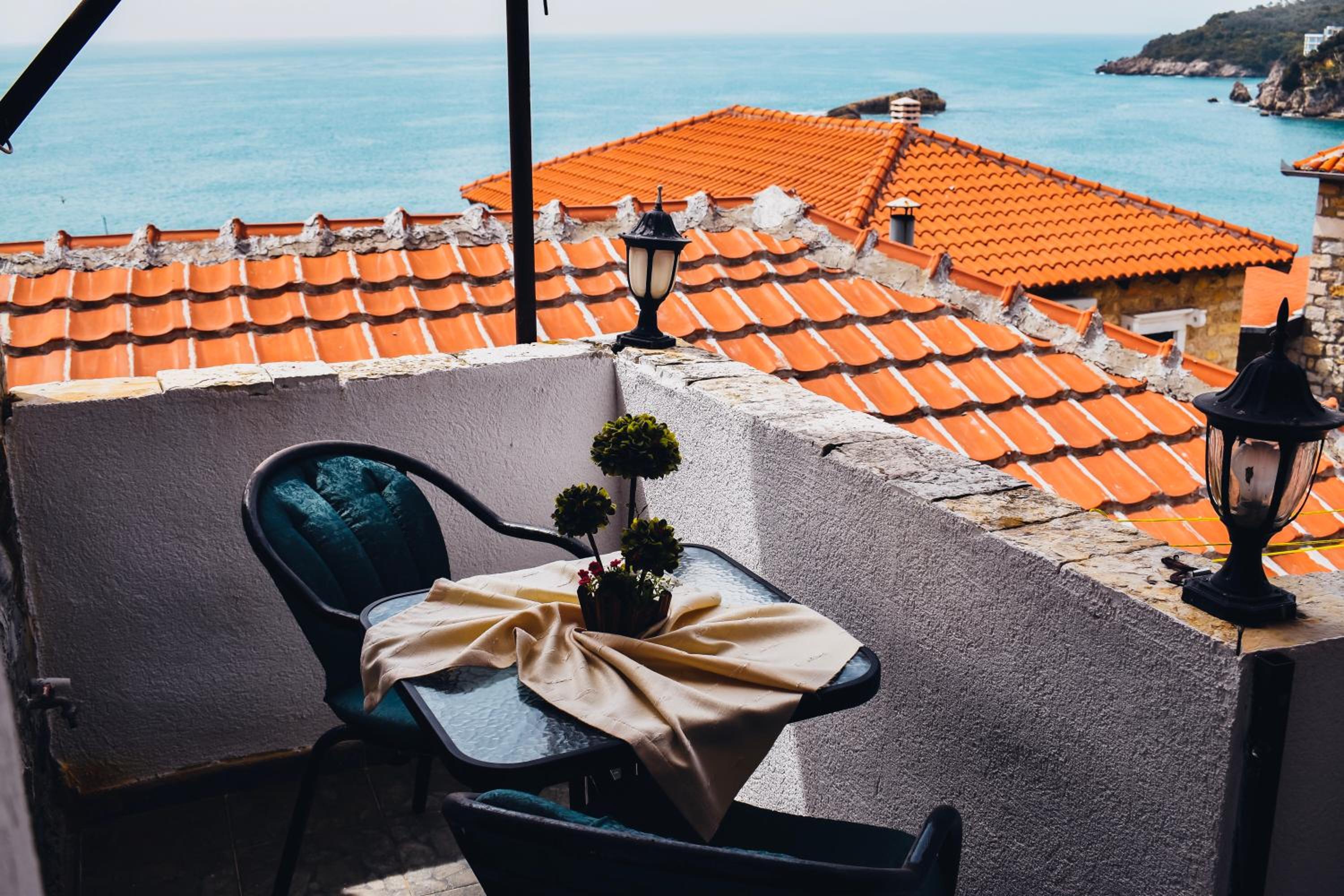 Apartment with Balcony and Sea View - Photo 4