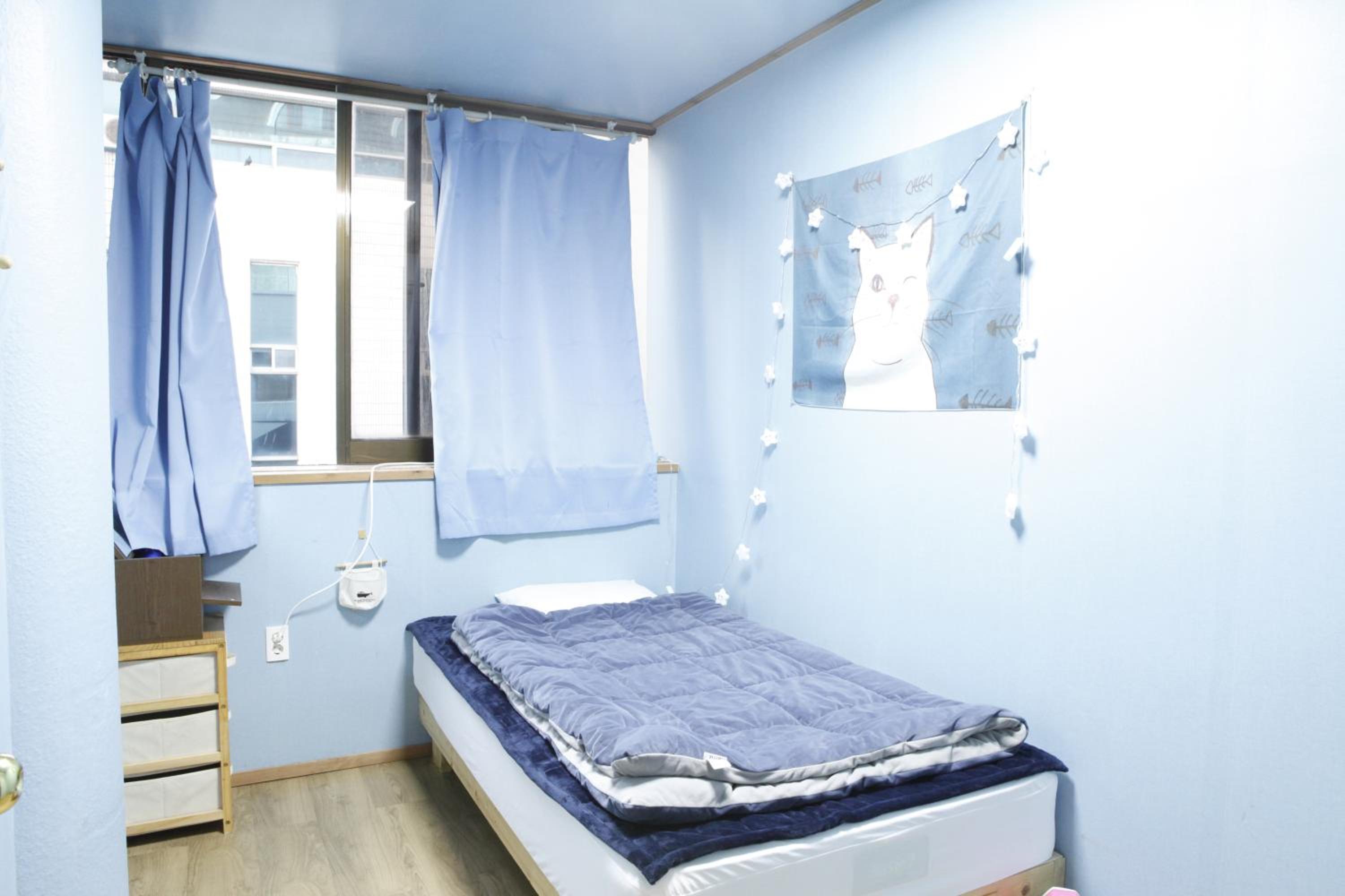 Single Room with Shared Bathroom photo 3