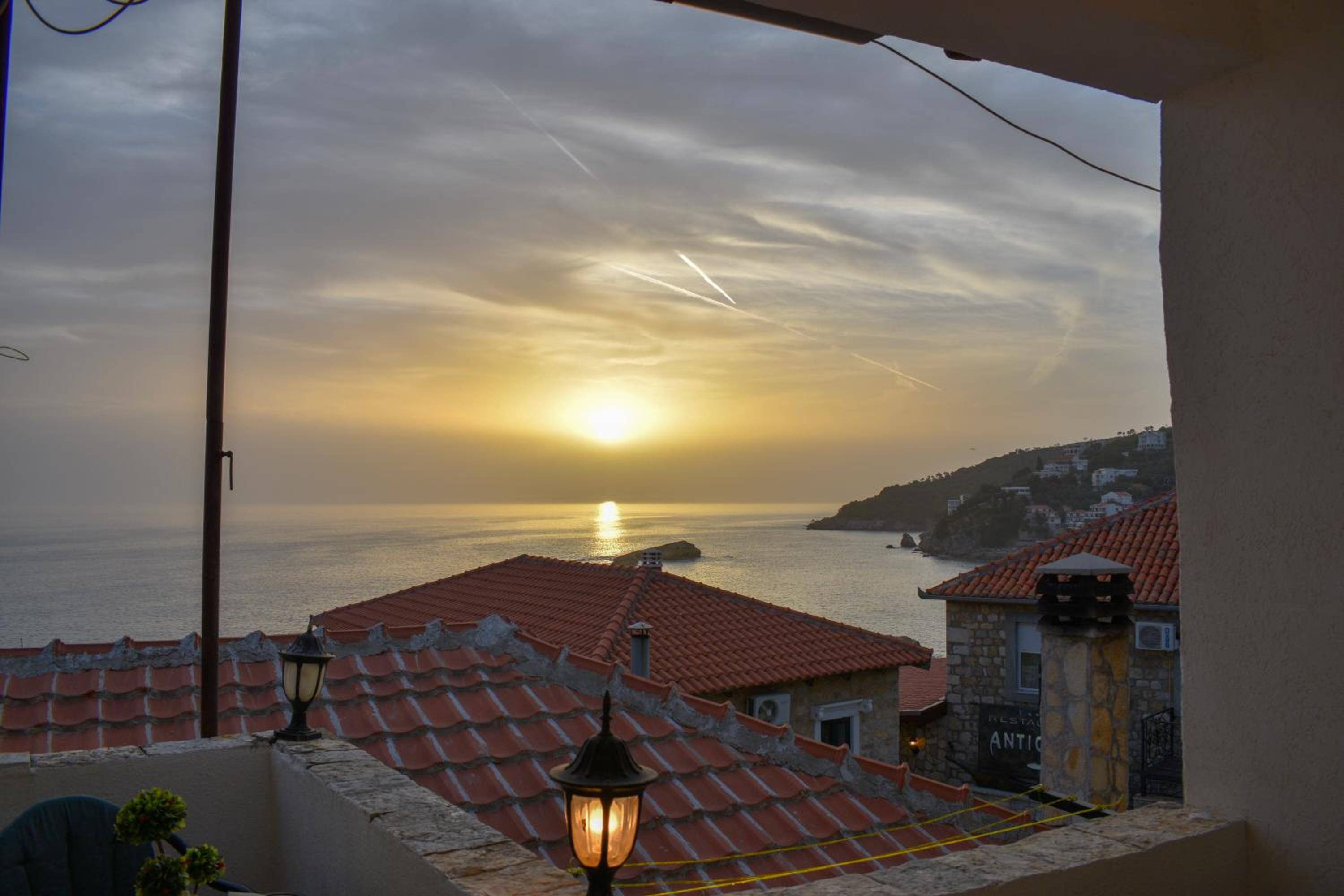 Apartment with Balcony and Sea View - Photo 11