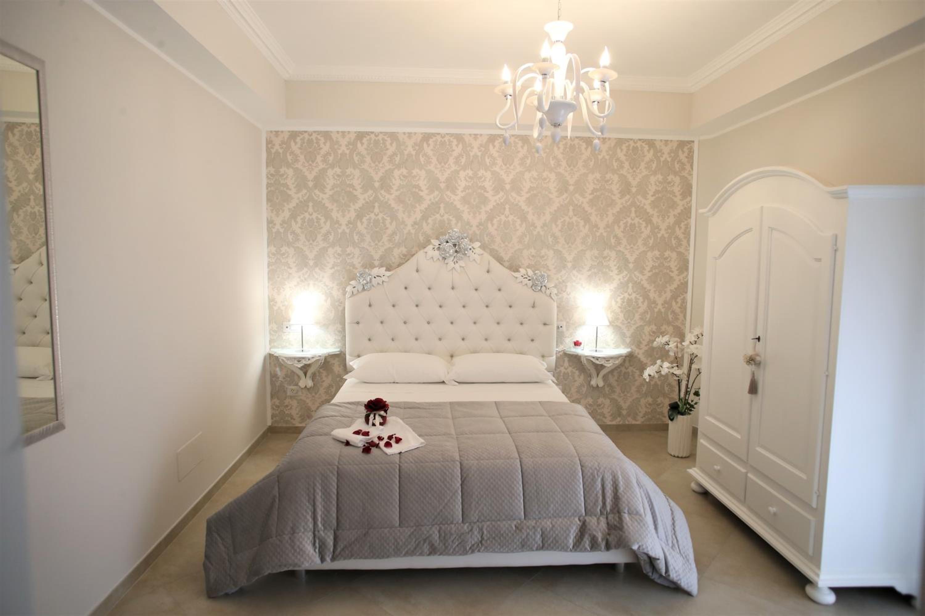 King Room with Balcony - Photo 7