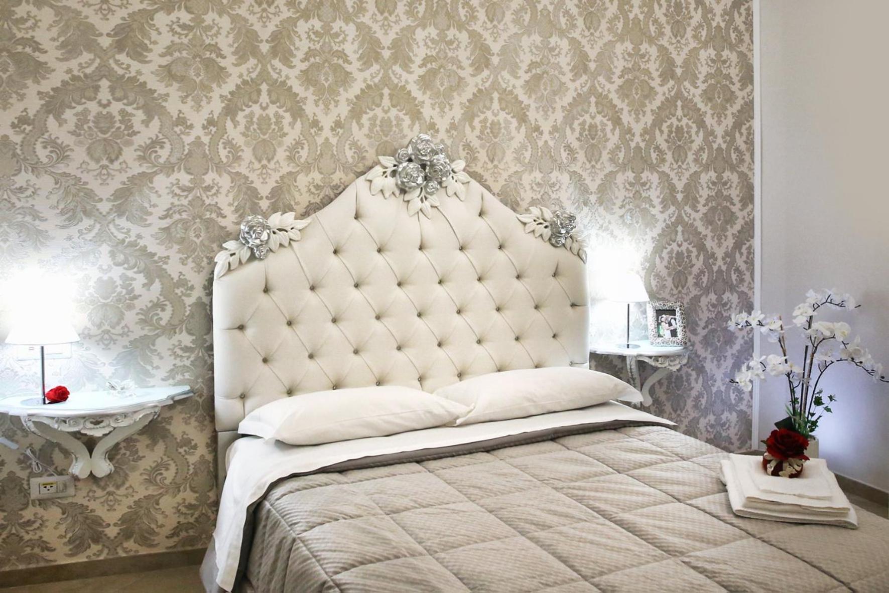 King Room with Balcony - Photo 8