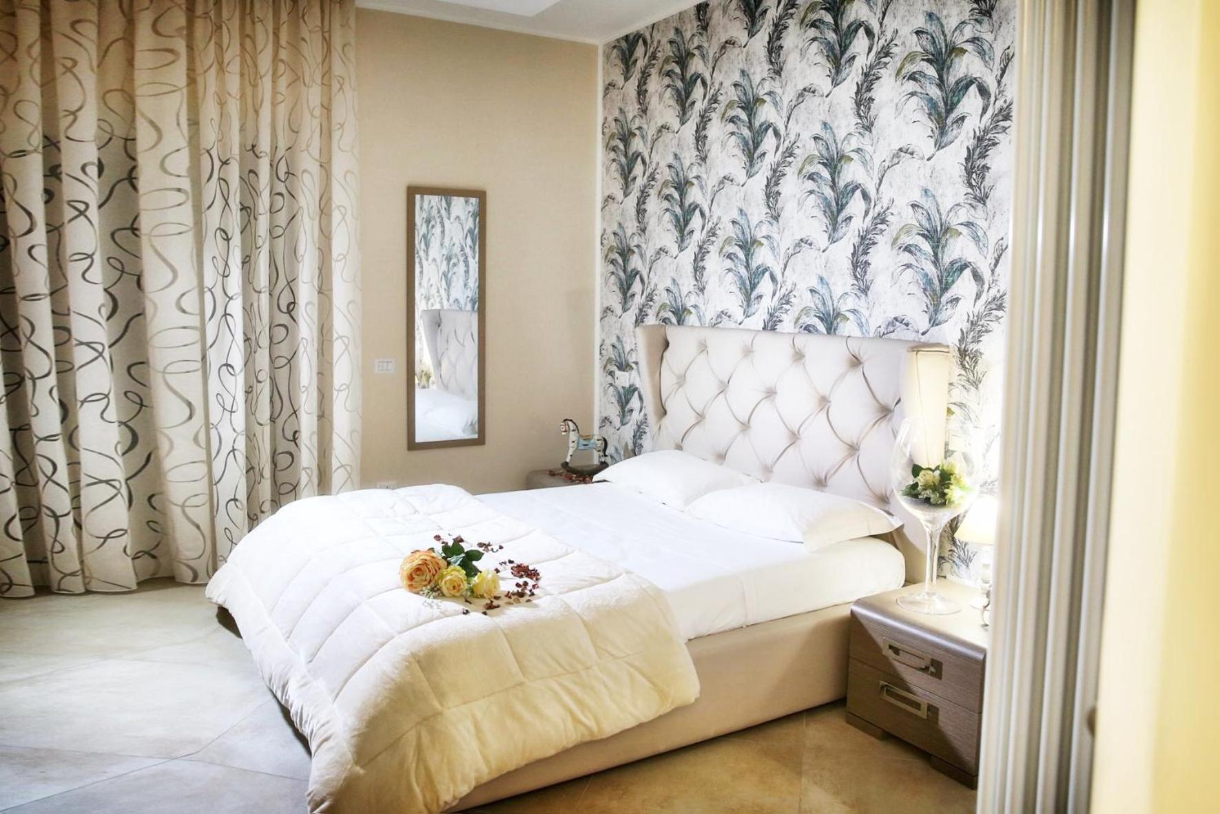 King Room with Balcony - Photo 11