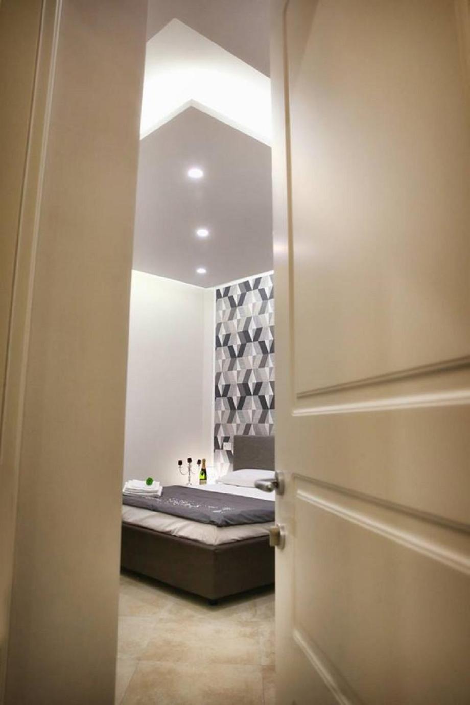Deluxe Double Room - Photo 8