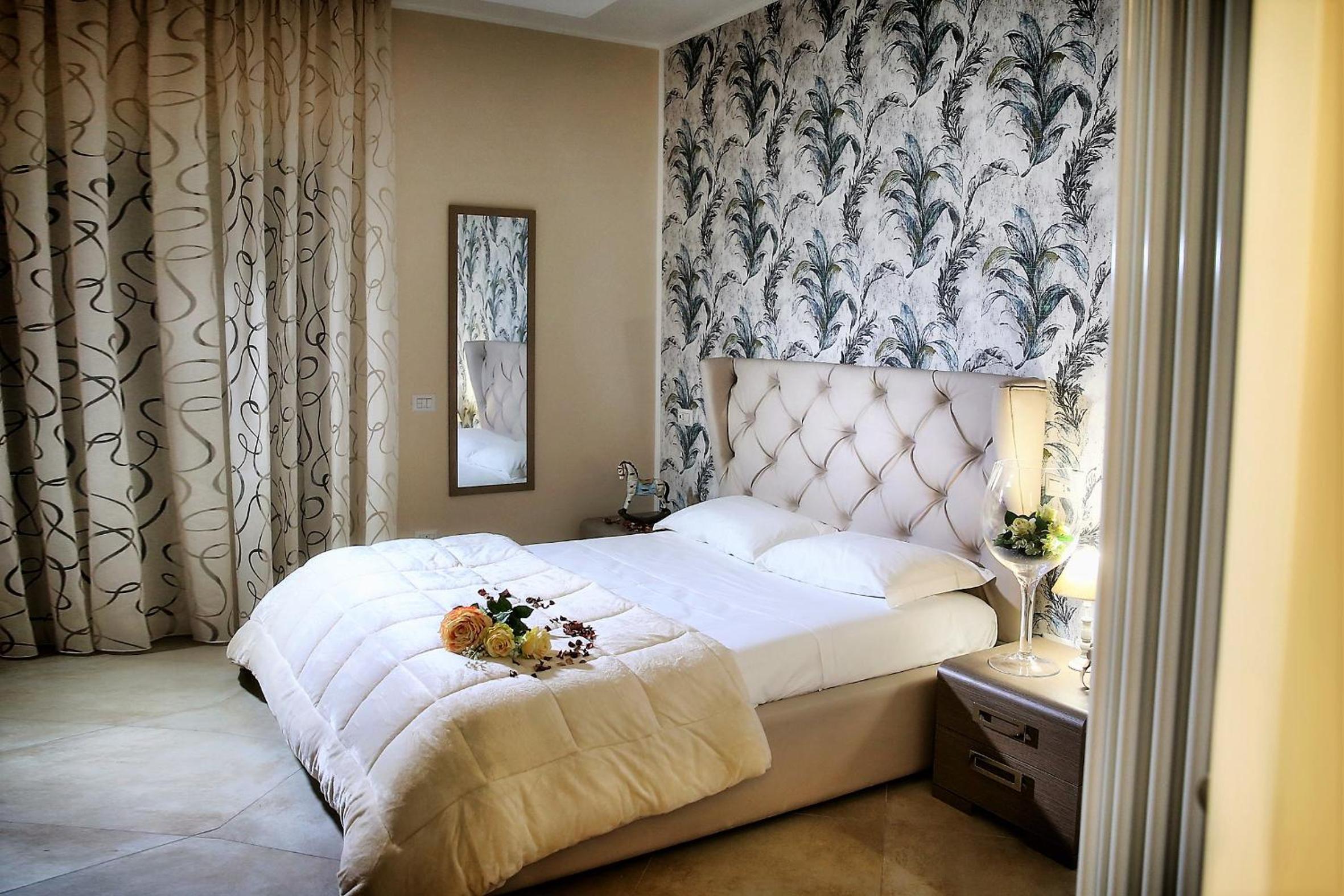 King Room with Balcony - Photo 6