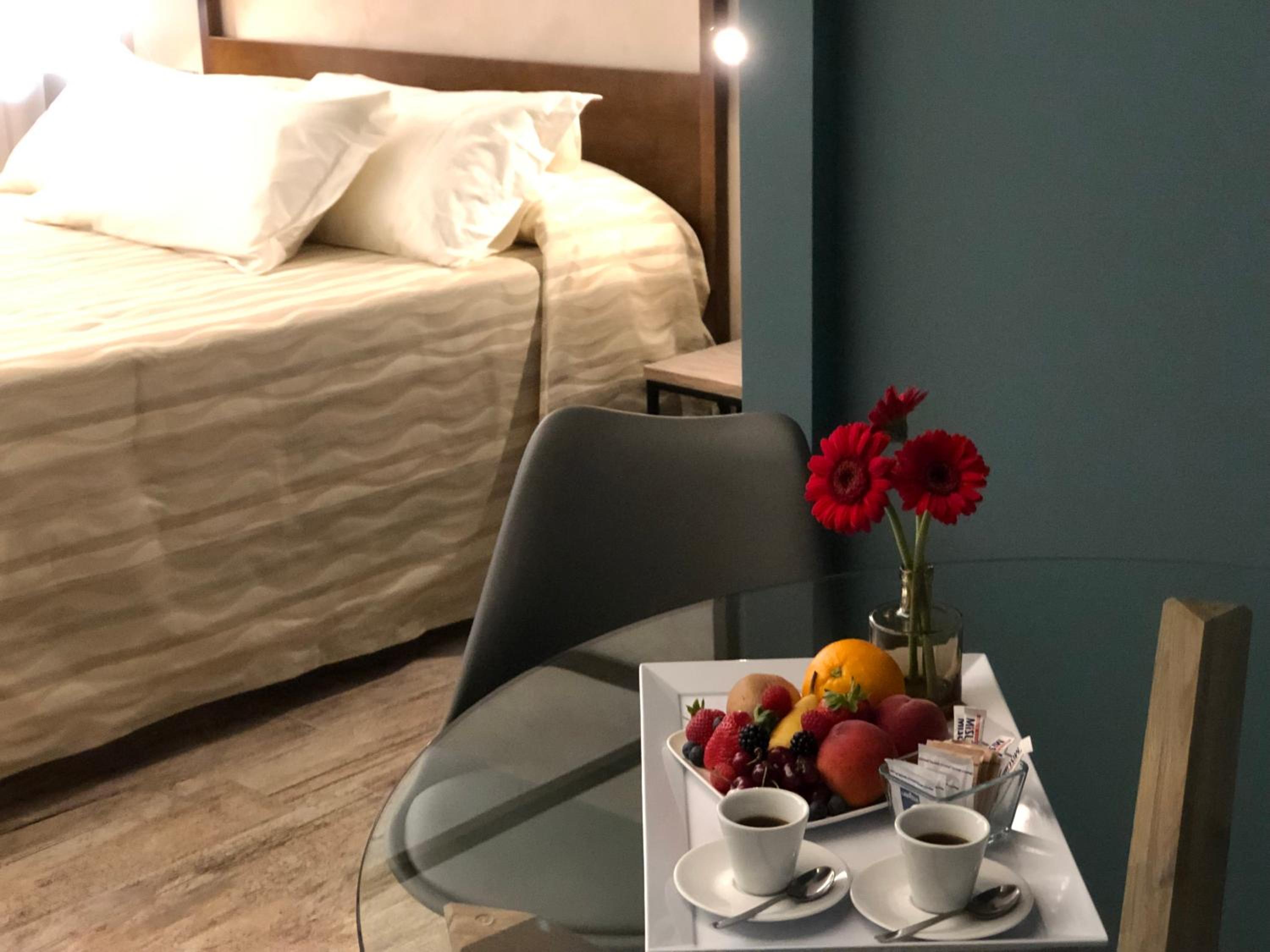 Suite - Photo 1