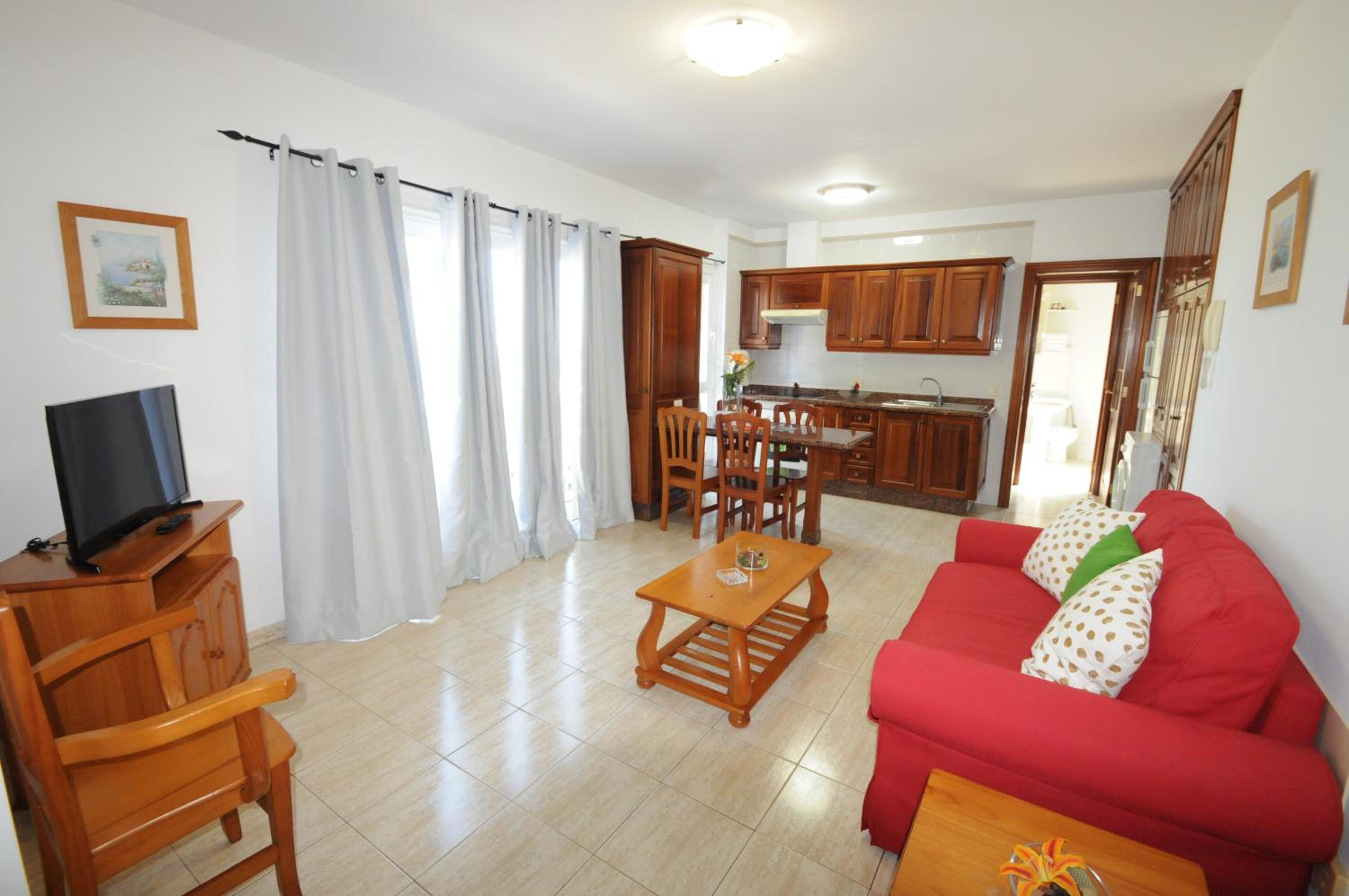 One-Bedroom Apartment with Sea View and Mountain view photo 2