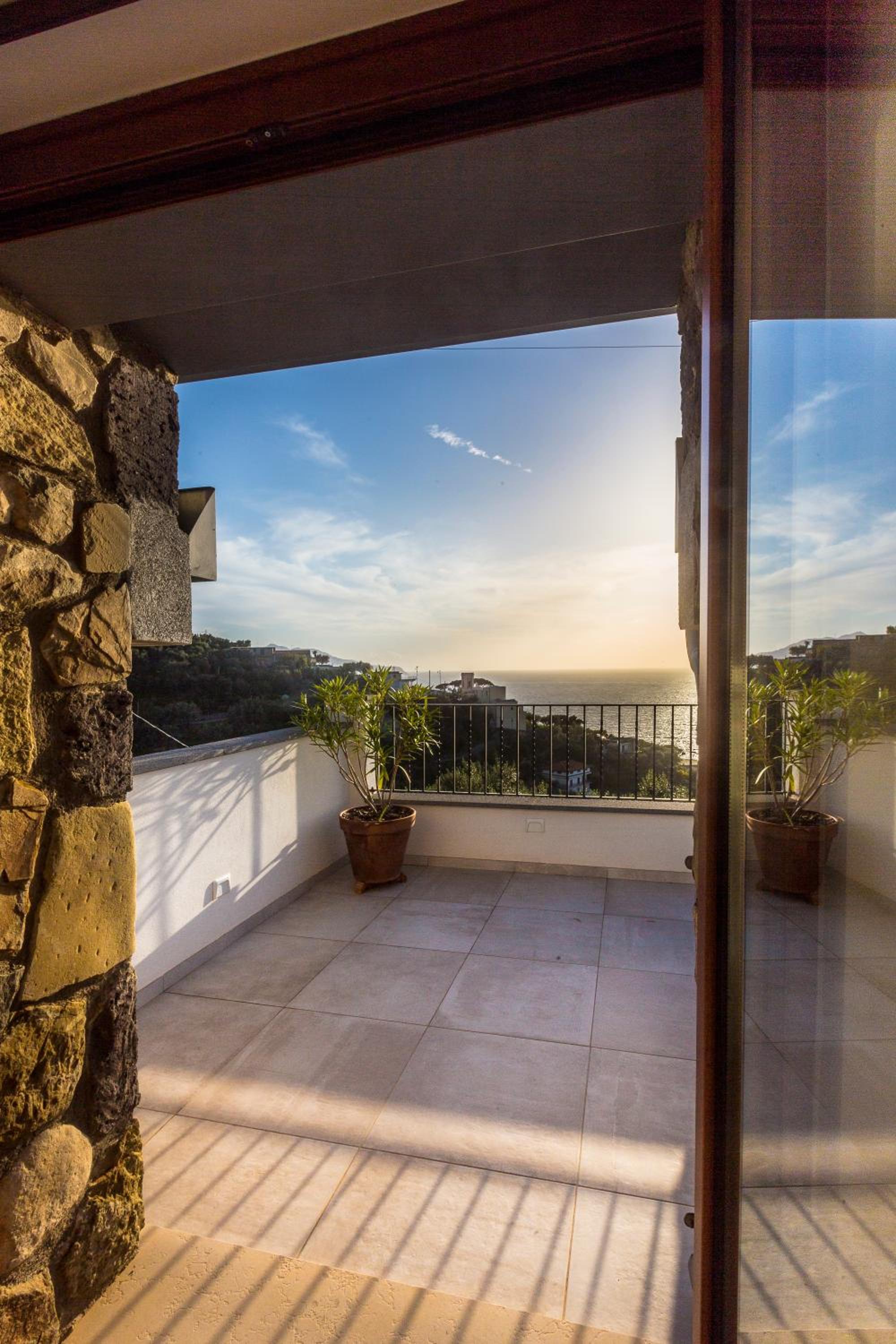 Deluxe Double Room with Balcony and Sea View - Photo 22