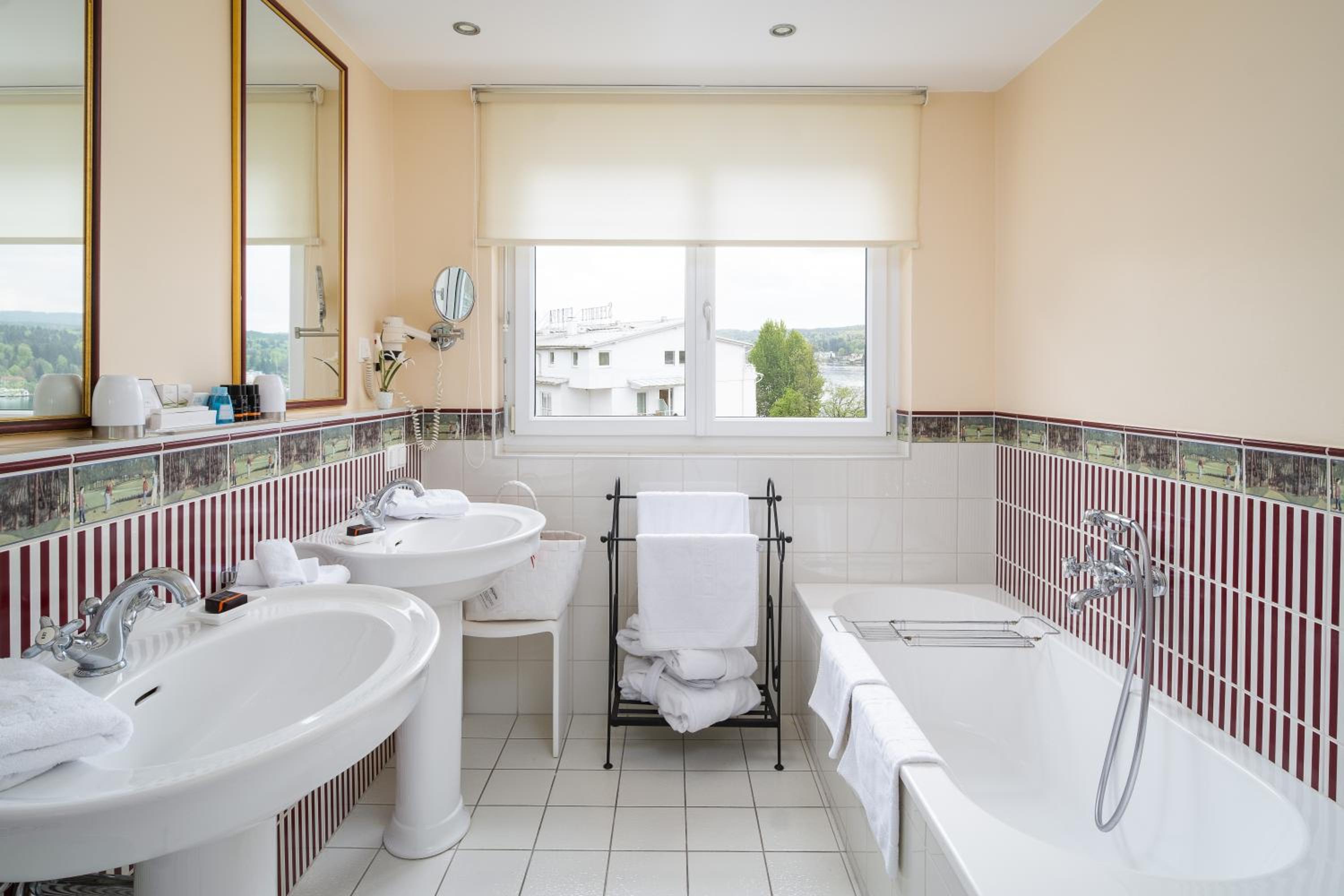 Suite with Lake View - Photo 3
