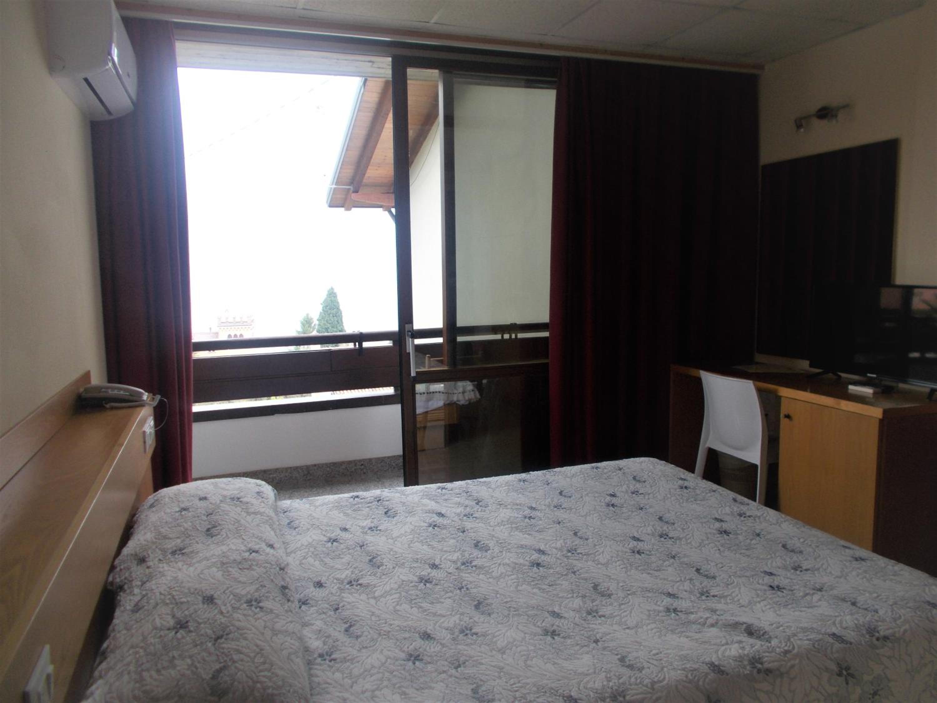 Double or Twin Room with Lake View - Photo 2