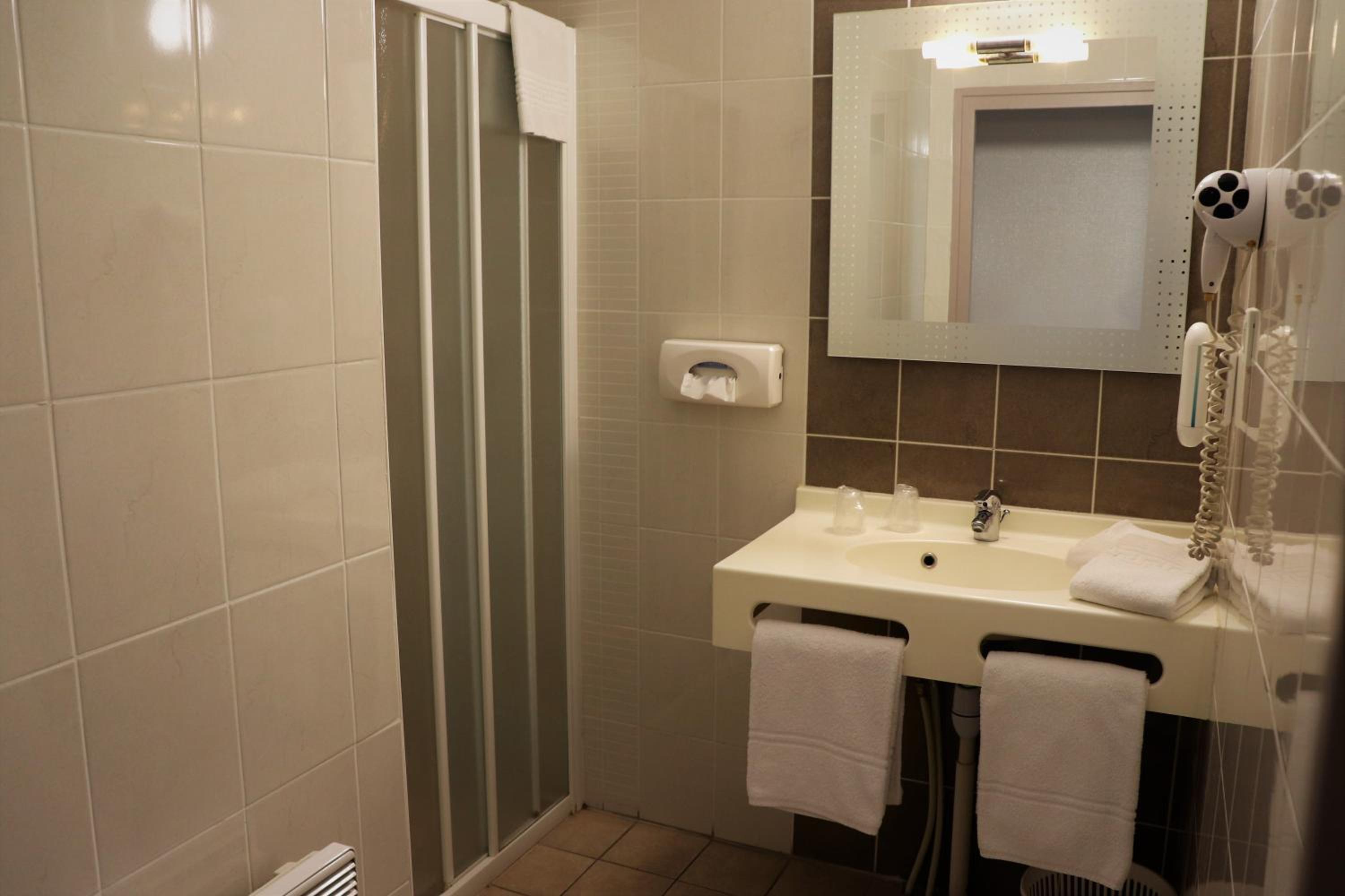 Large Double Room - Photo 2